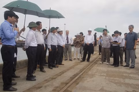 Các đại biểutham quan hệ thống cảng nước sâu Vũng Áng