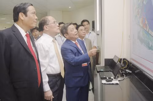 Chủ tịch Quốc hội Nguyễn Sinh Hùng xem Quy hoạch chung xây dựng Khu Kinh tế Vũng Áng