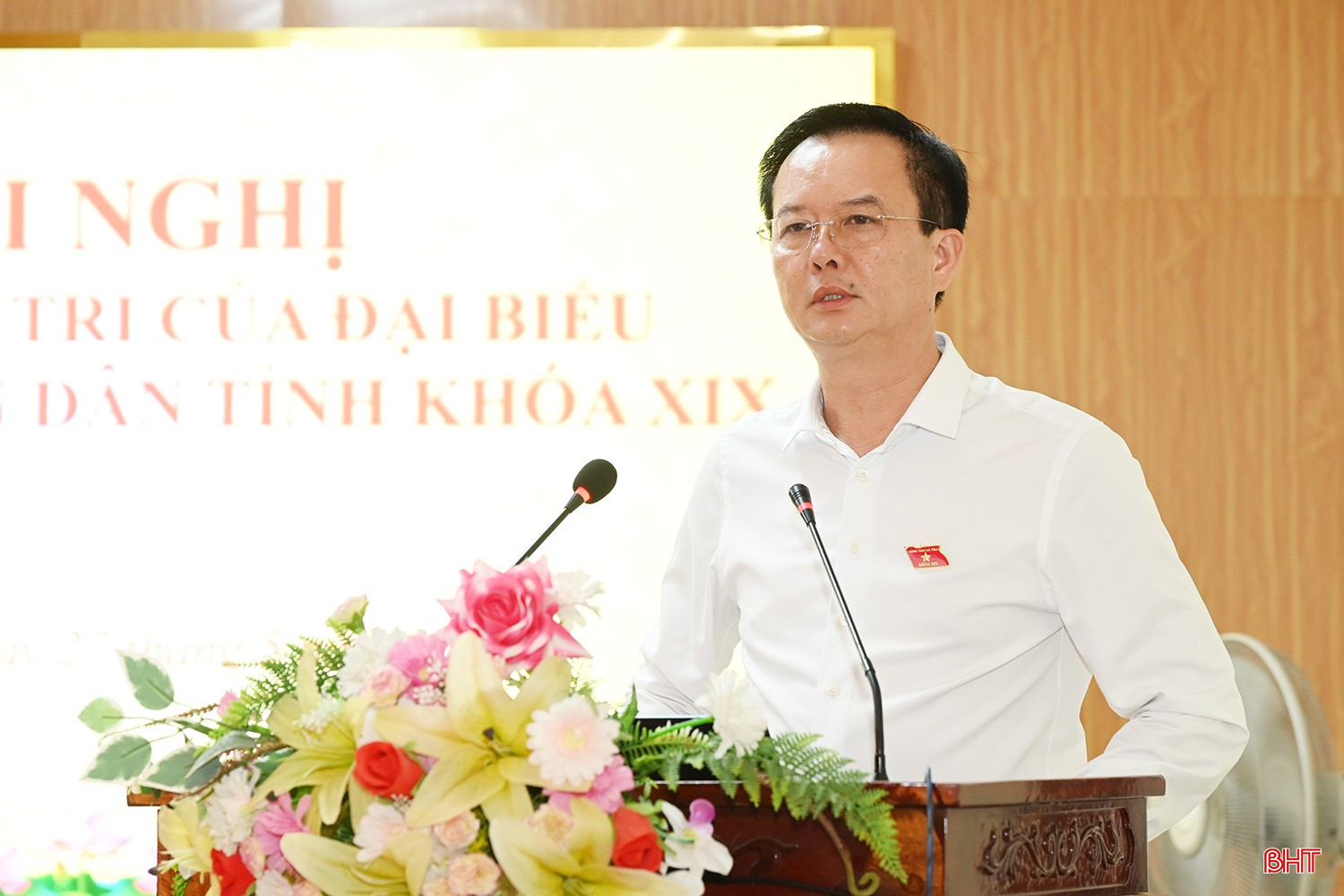 Ông Trần Báu Hà - Ủy viên Ban Thường vụ Tỉnh ủy, Phó Chủ tịch Thường trực UBND tỉnh tiếp thu, trao đổi một số vấn đề liên quan đến phản ánh, kiến nghị của cử tri.