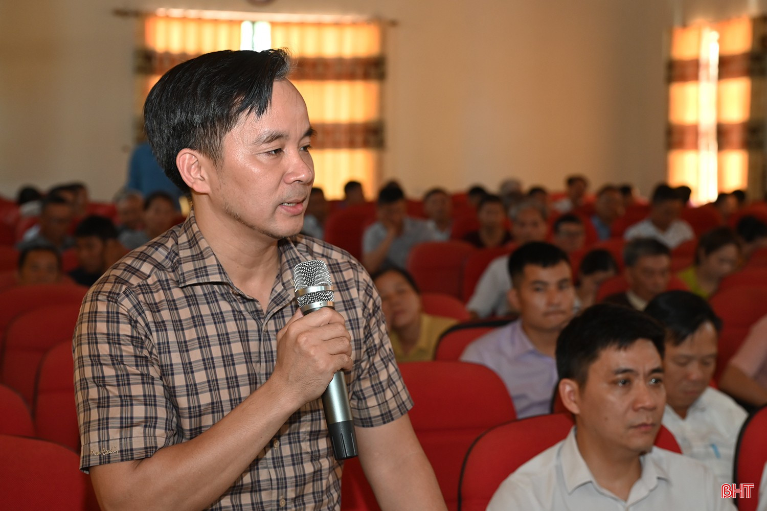 Cử tri Nguyễn Trung Thương (xã Hương Đô) kiến nghị tại hội nghị.