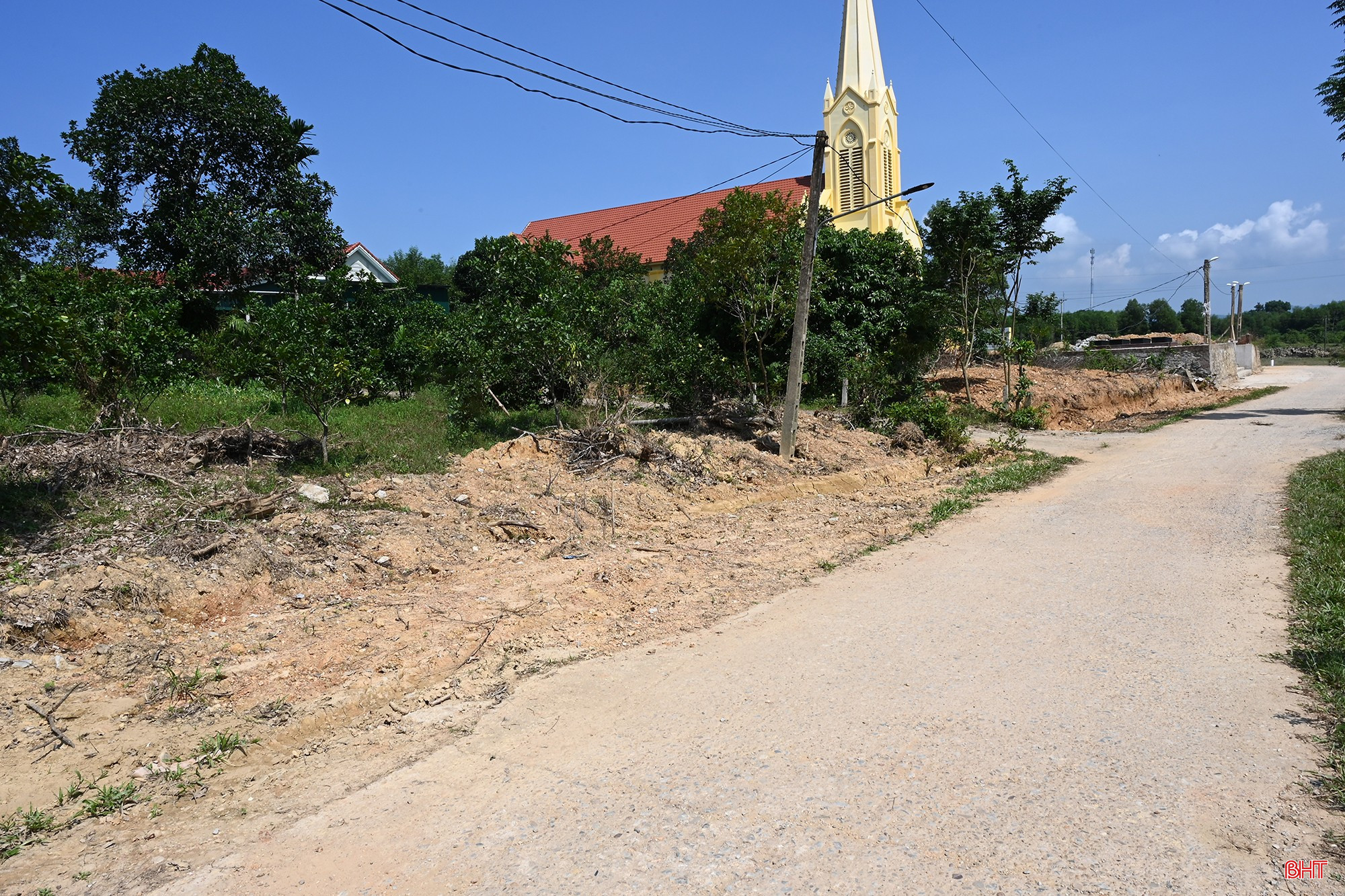 Nhiều hộ dân thôn Cường Thịnh đang tiếp tục hiến đất để mở rộng đường giao thông.