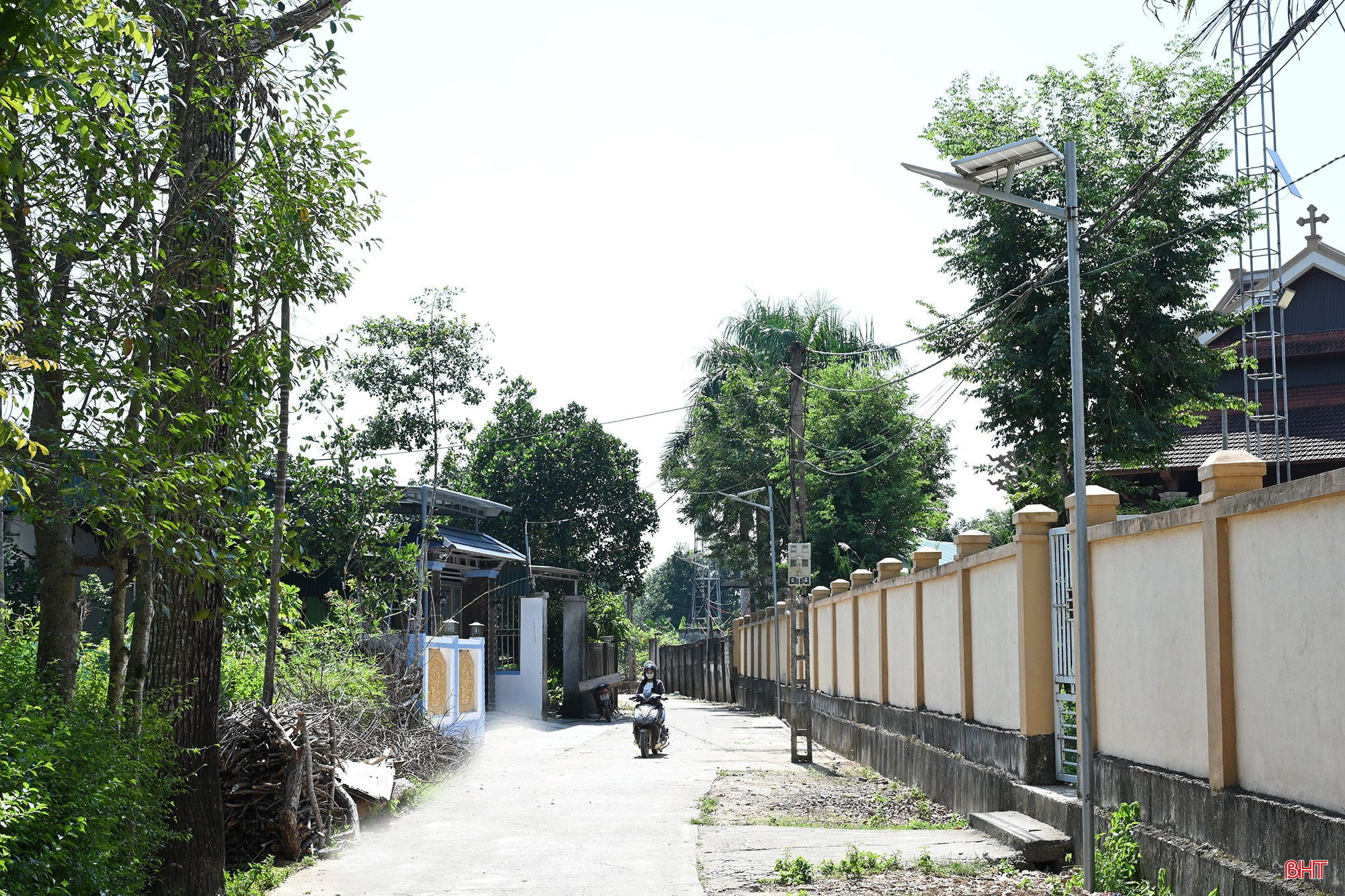 Công trình đèn chiếu sáng đường quê do người dân thôn Cường Thịnh đóng góp, lắp đặt.