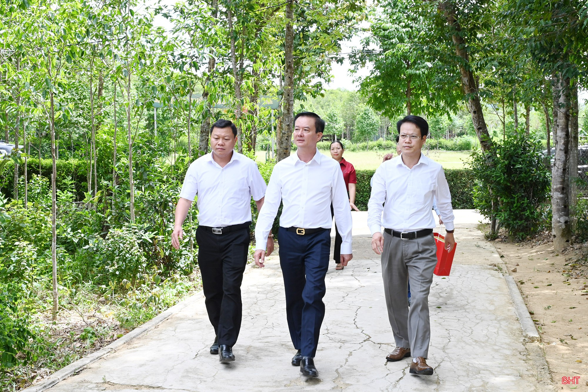 Đoàn công tác tặng quà gia đình người có công tại các xã Phúc Trạch, Hương Đô, Hương Khê.