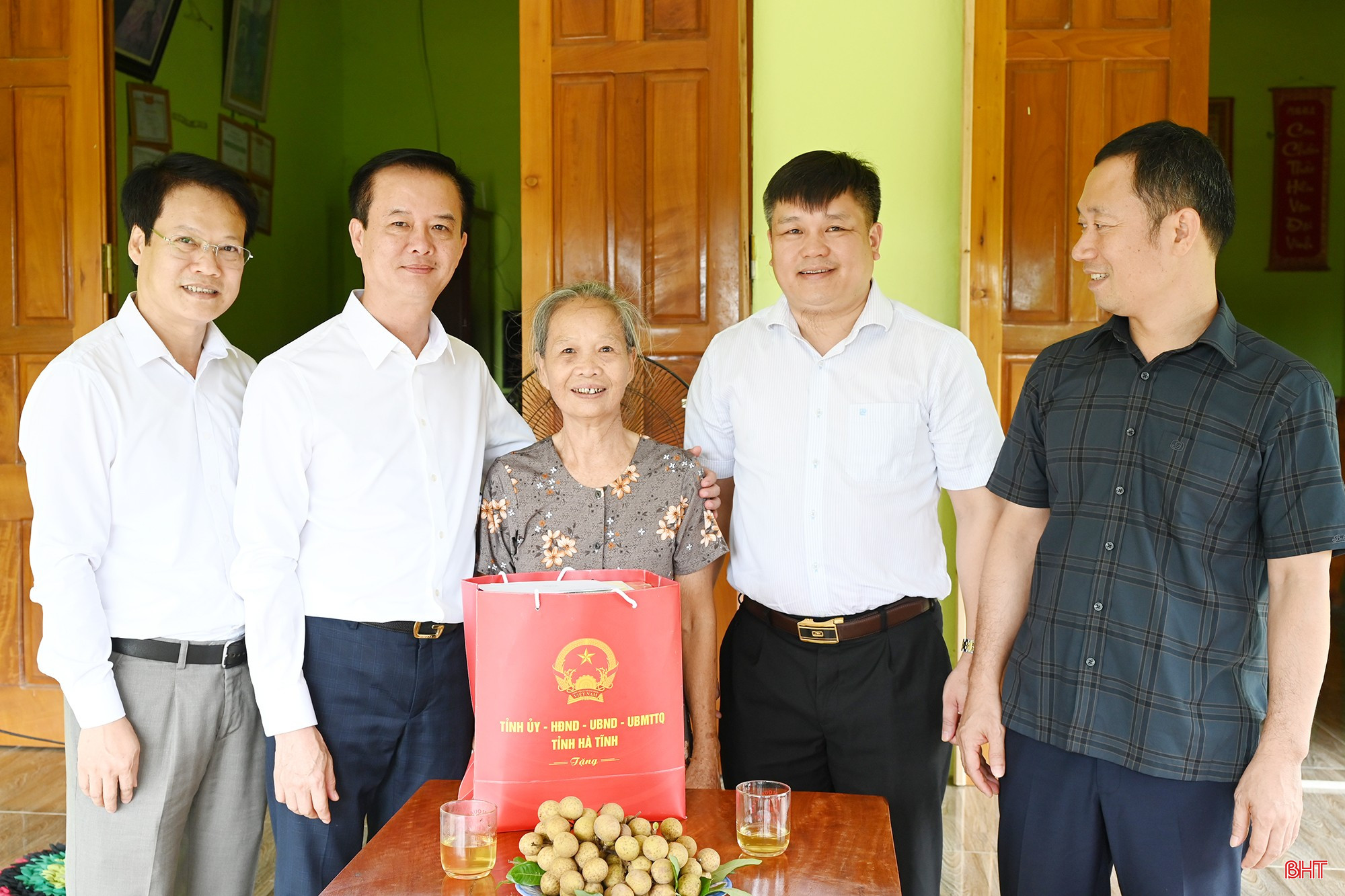 Đoàn đến thăm, tặng quà bà Ngô Thị Thế (SN 1948, xã Hương Khê), vợ liệt sĩ Ngô Văn Thường.