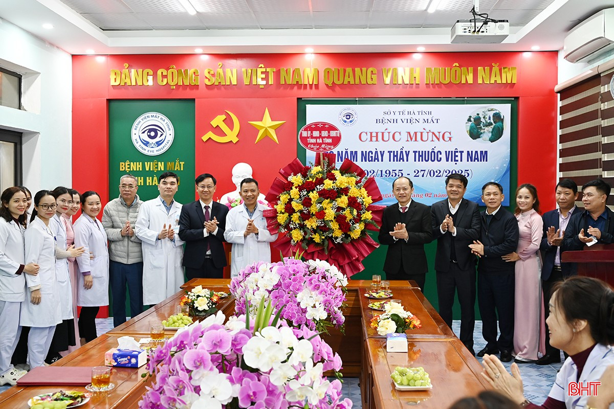 Phó Chủ tịch Thường trực UBND tỉnh Nguyễn Hồng Lĩnh và đoàn chúc mừng Bệnh viện Mắt Hà Tĩnh.