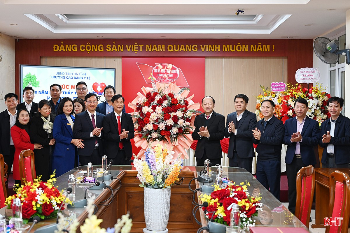 Đoàn công tác chúc mừng Trường Cao đẳng Y tế Hà Tĩnh.