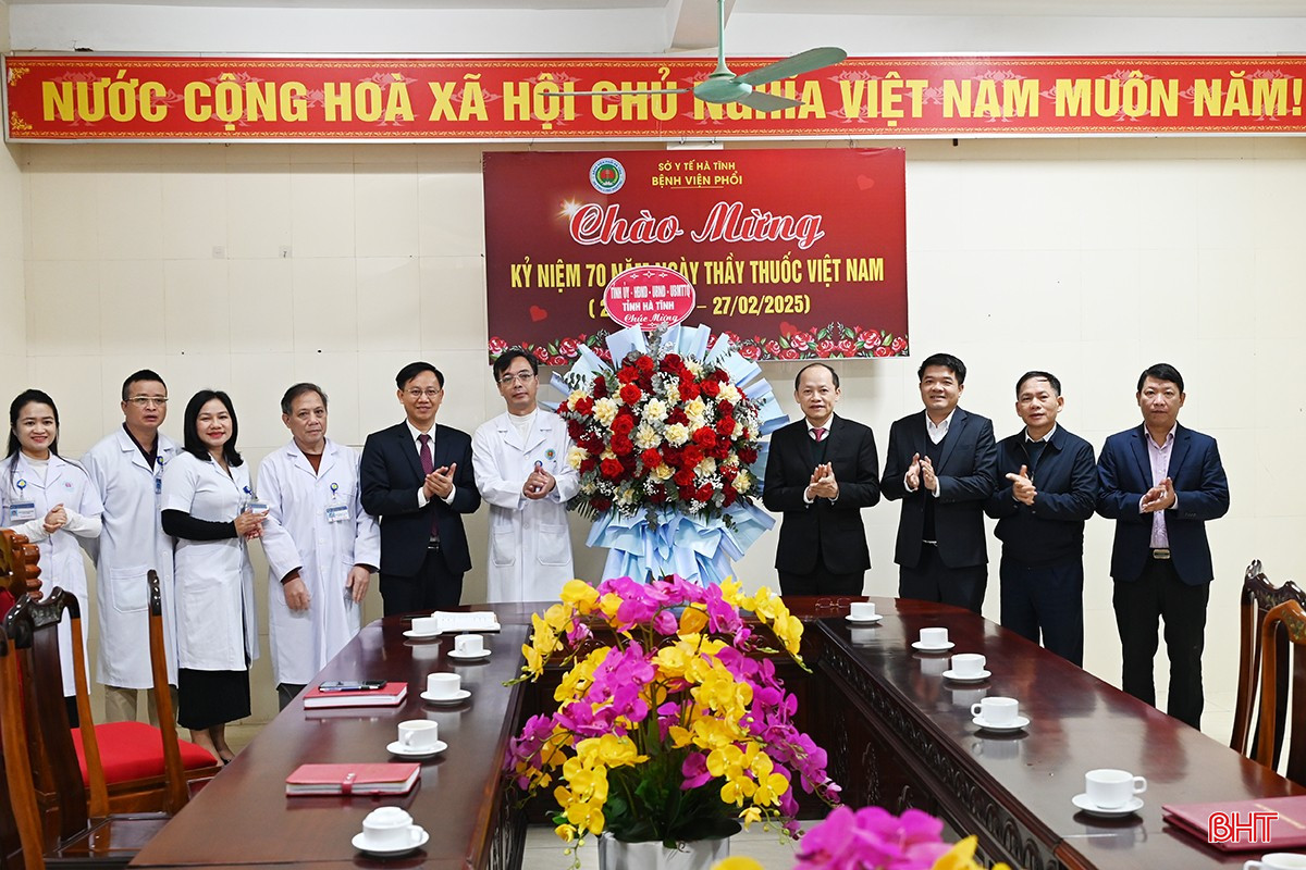 Đoàn đến chúc mừng Bệnh viện phổi Hà Tĩnh.