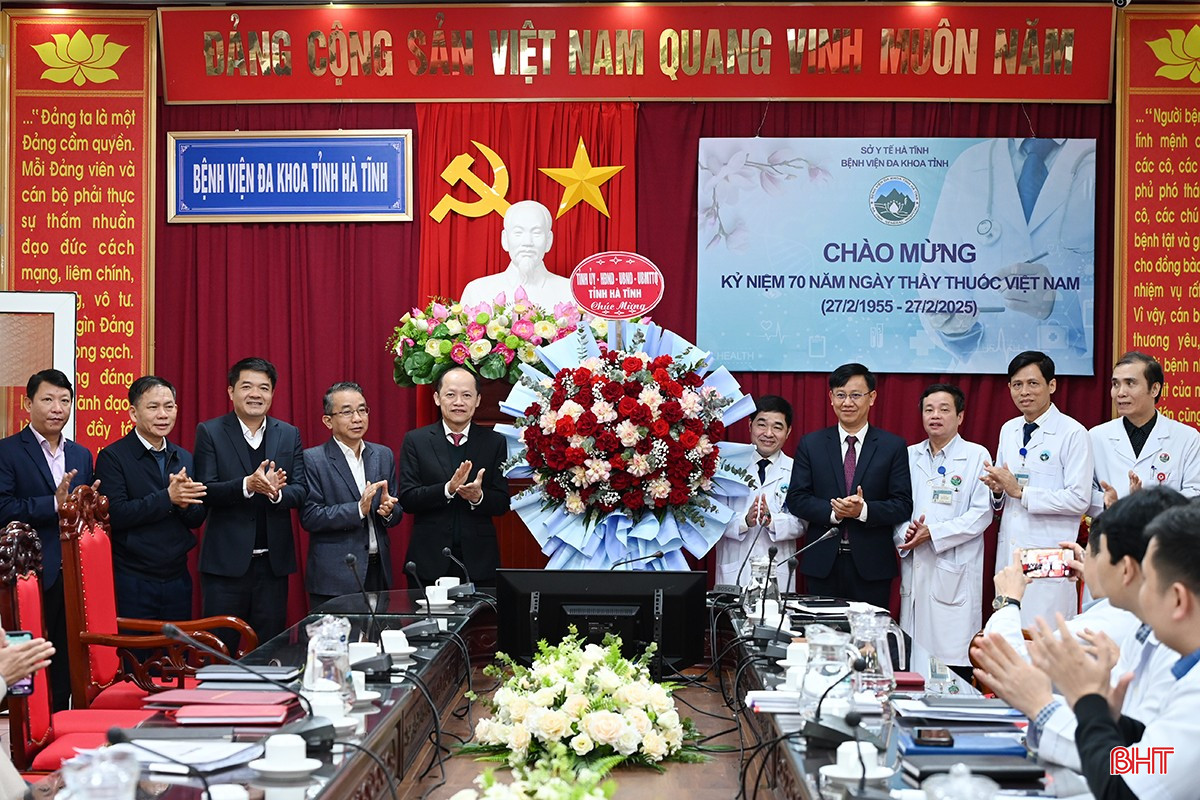 Phó Chủ tịch Thường trực UBND tỉnh Nguyễn Hồng Lĩnh và đoàn công tác chúc mừng Bệnh viện Đa khoa tỉnh.