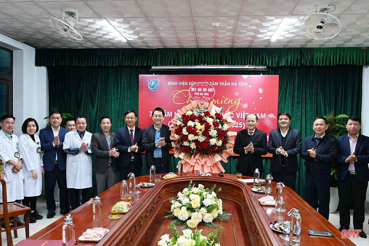 Đoàn công tác chúc mừng Bệnh viện Sức khỏe tâm thần Hà Tĩnh.