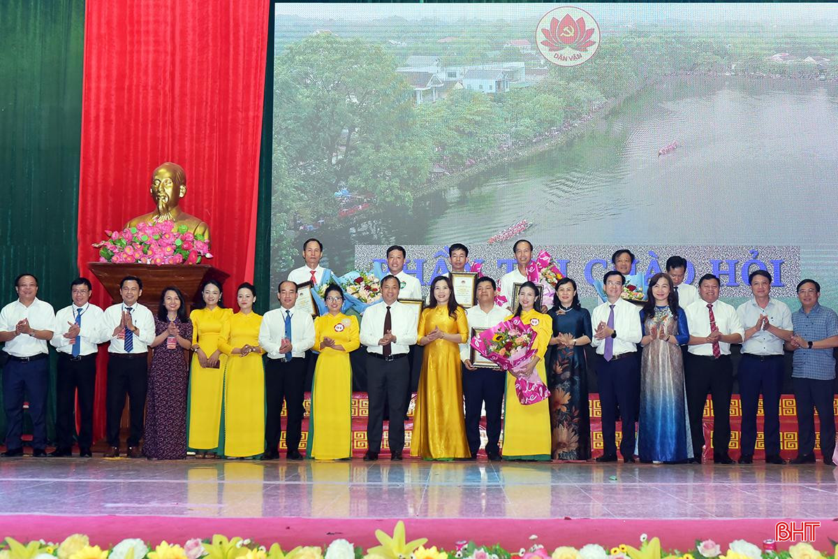 Bí thư Tỉnh ủy Hoàng Trung Dũng, Trưởng ban Dân vận Tỉnh ủy Trương Thanh Huyền và Ban Tổ chức trao giải cho các đội thi.
