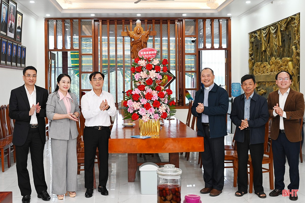 Đoàn chúc mừng Giáo hạt Ngàn Sâu.