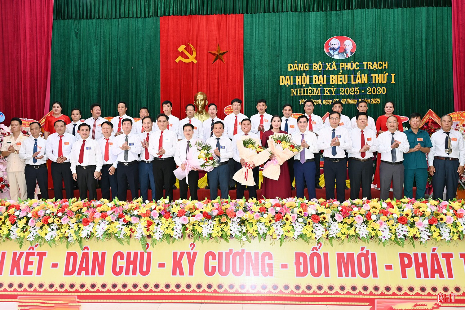 Đoàn công tác cấp tỉnh tặng hoa chúc mừng BCH Đảng ủy xã nhiệm kỳ 2025-2030.