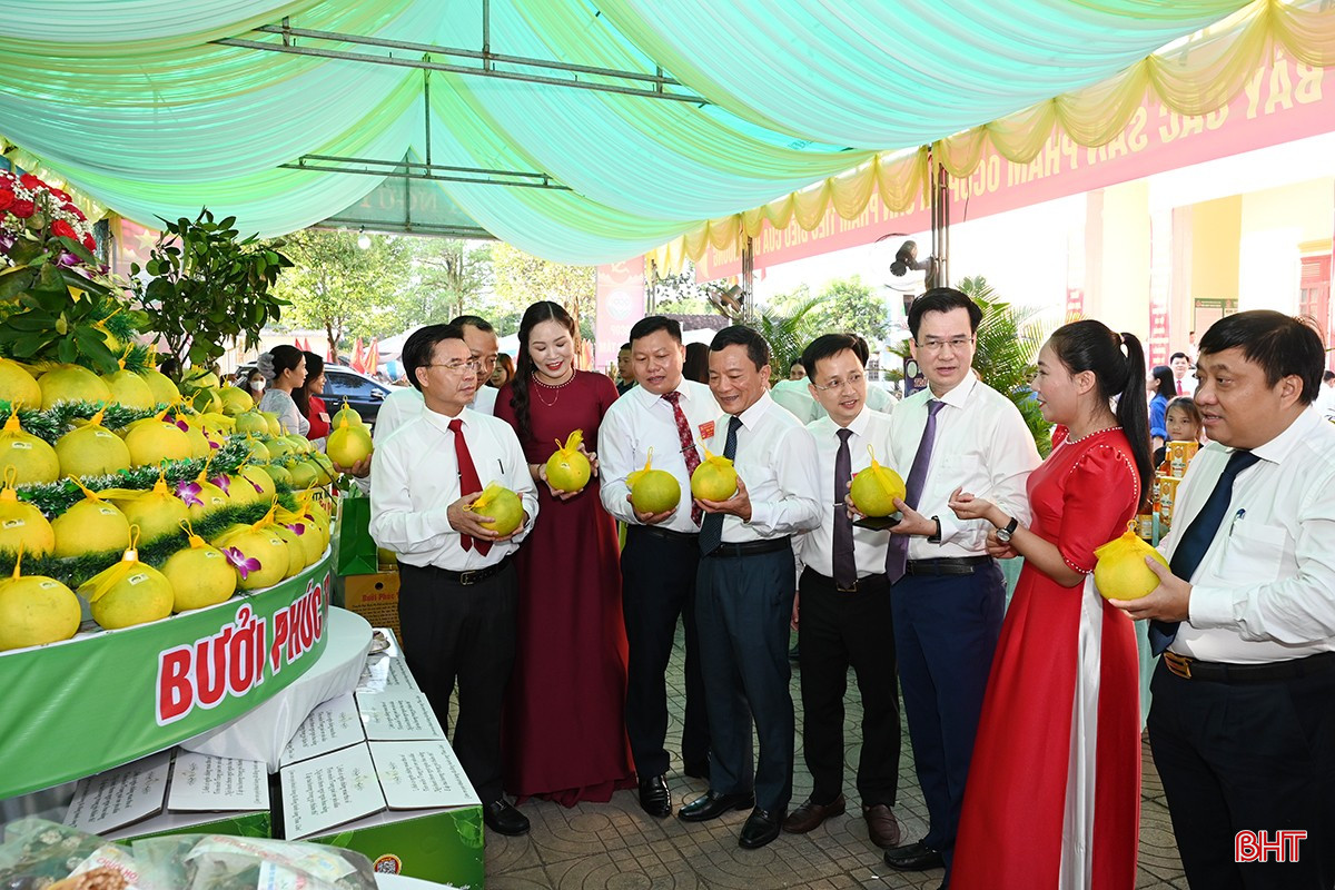 Đại biểu tham quan gian hàng OCOP và nông sản xã Phúc Trạch.