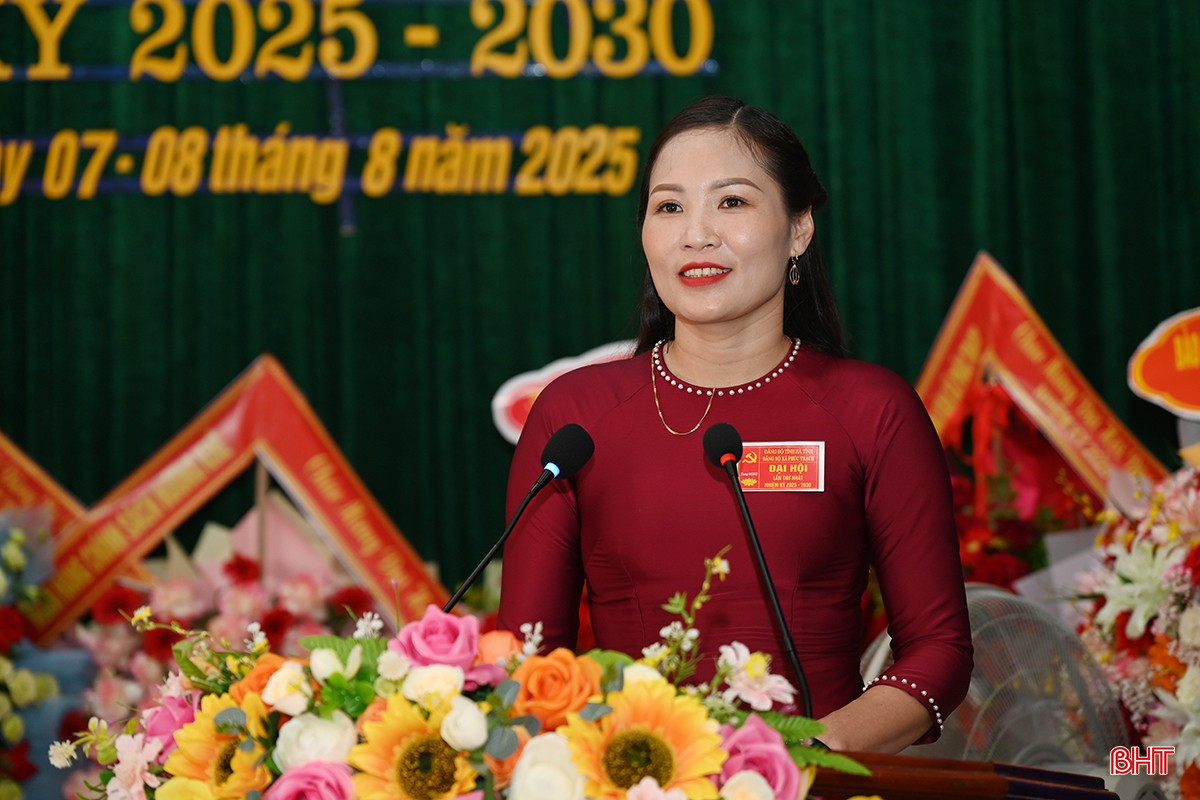 Phó Bí thư Thường trực Đảng ủy xã Trần Thị Hồng Thắm báo cáo kết quả đại hội phiên trù bị.