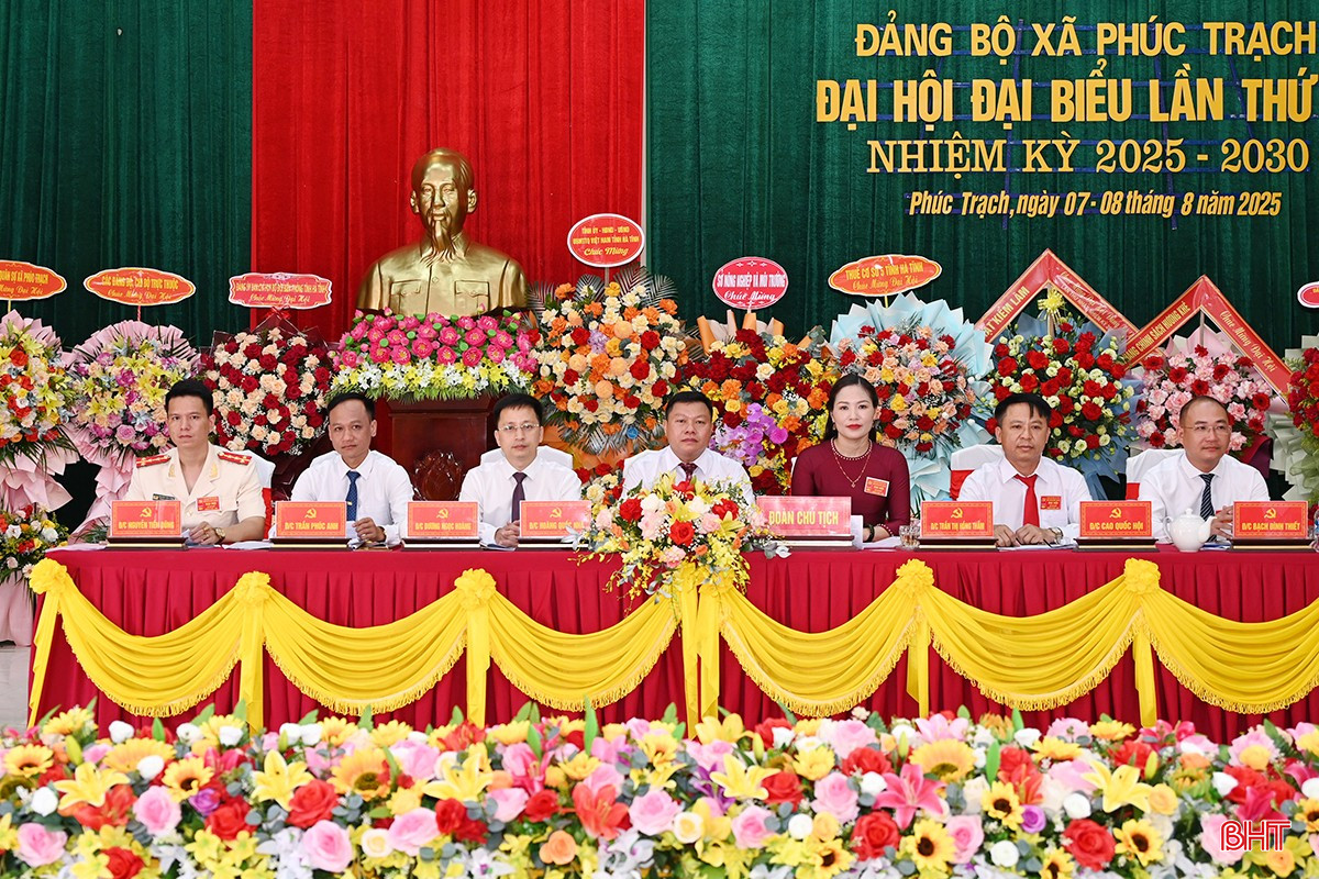 Đoàn chủ tịch điều hành đại hội.