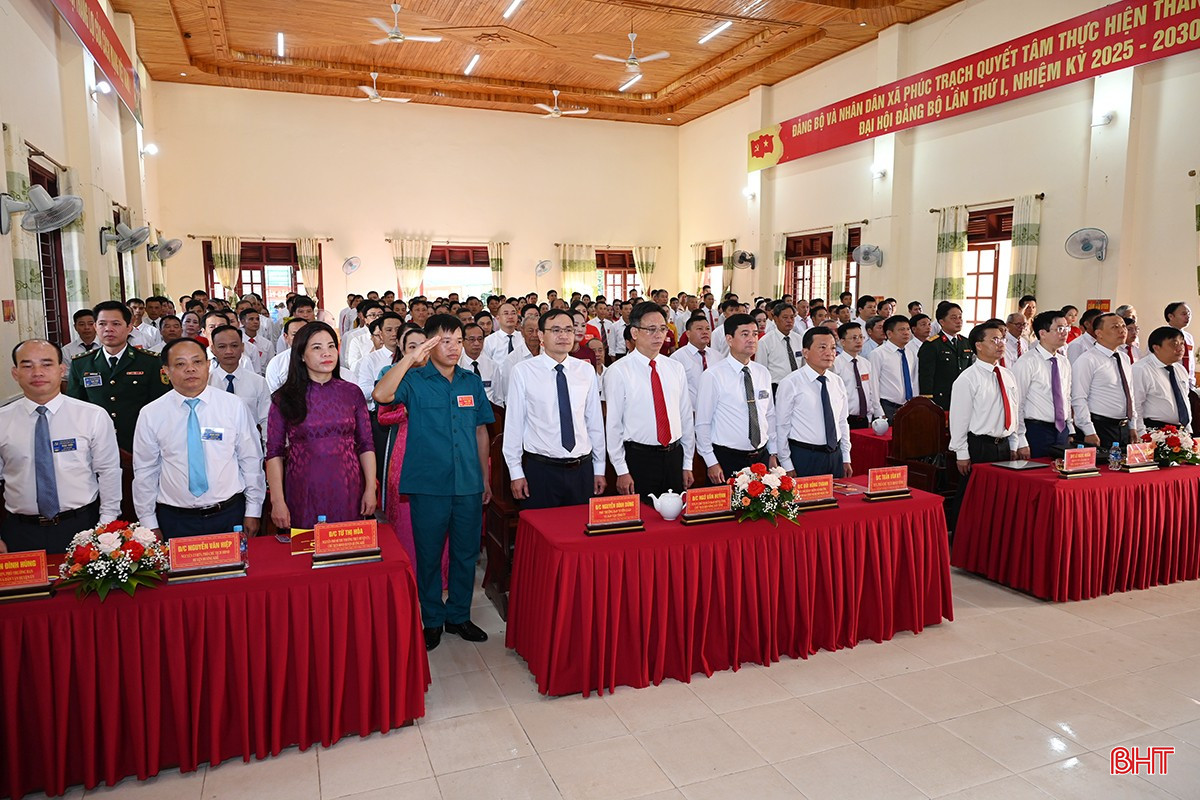 Đại biểu thực hiện nghi thức chào cờ.