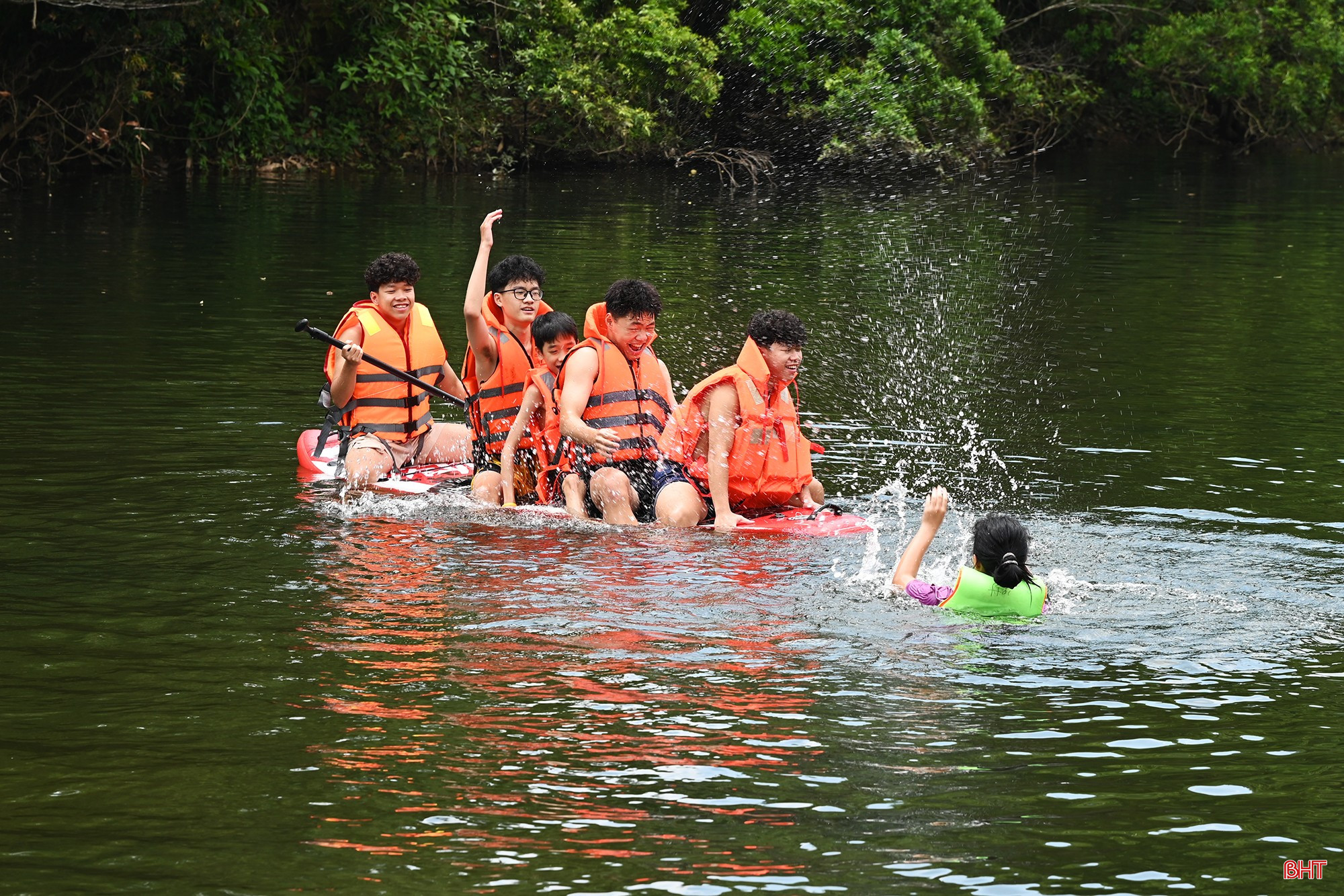 Khúc sông trở nên sôi động với tiếng cười nói, xua tan oi bức.
