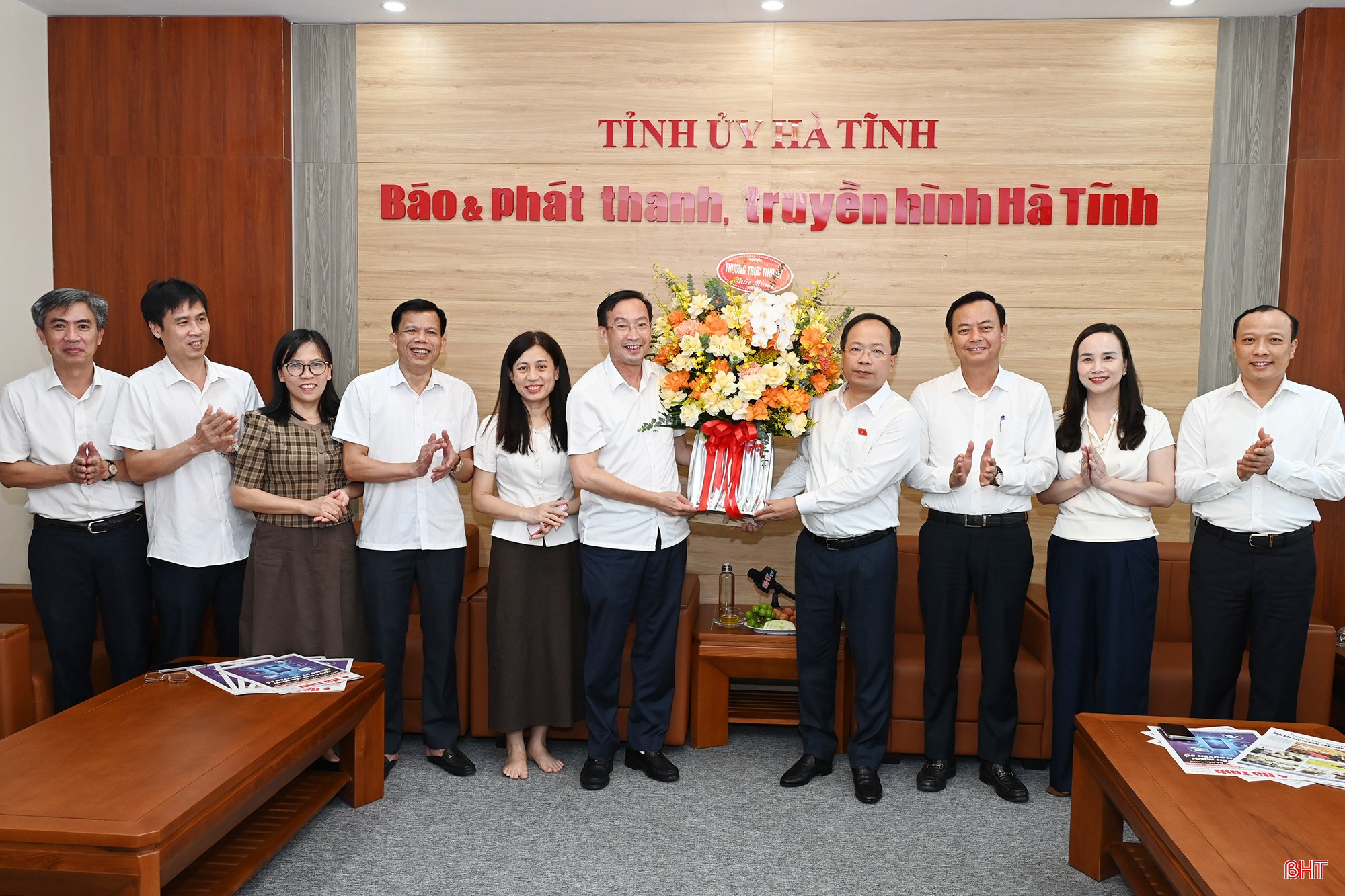 Bí thư Tỉnh ủy Nguyễn Duy Lâm tặng hoa chúc mừng tập thể Báo và phát thanh, truyền hình Hà Tĩnh.