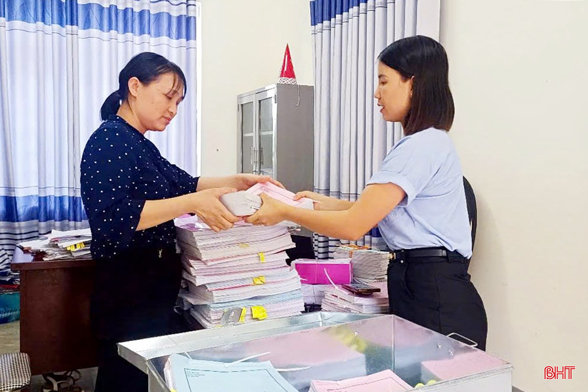 Cán bộ, công chức các địa phương tập trung rà soát, phân loại hồ sơ trước khi thực hiện chính quyền địa phương 2 cấp.