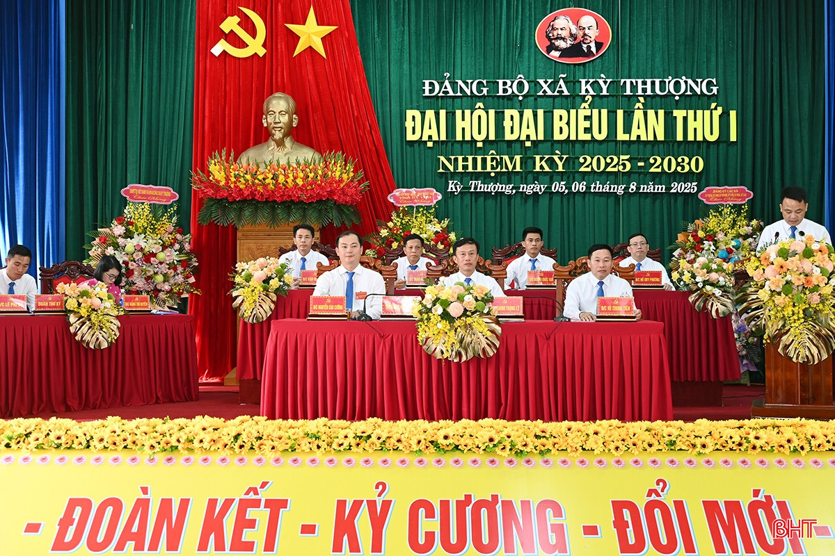 Đoàn chủ tịch điều hành đại hội.