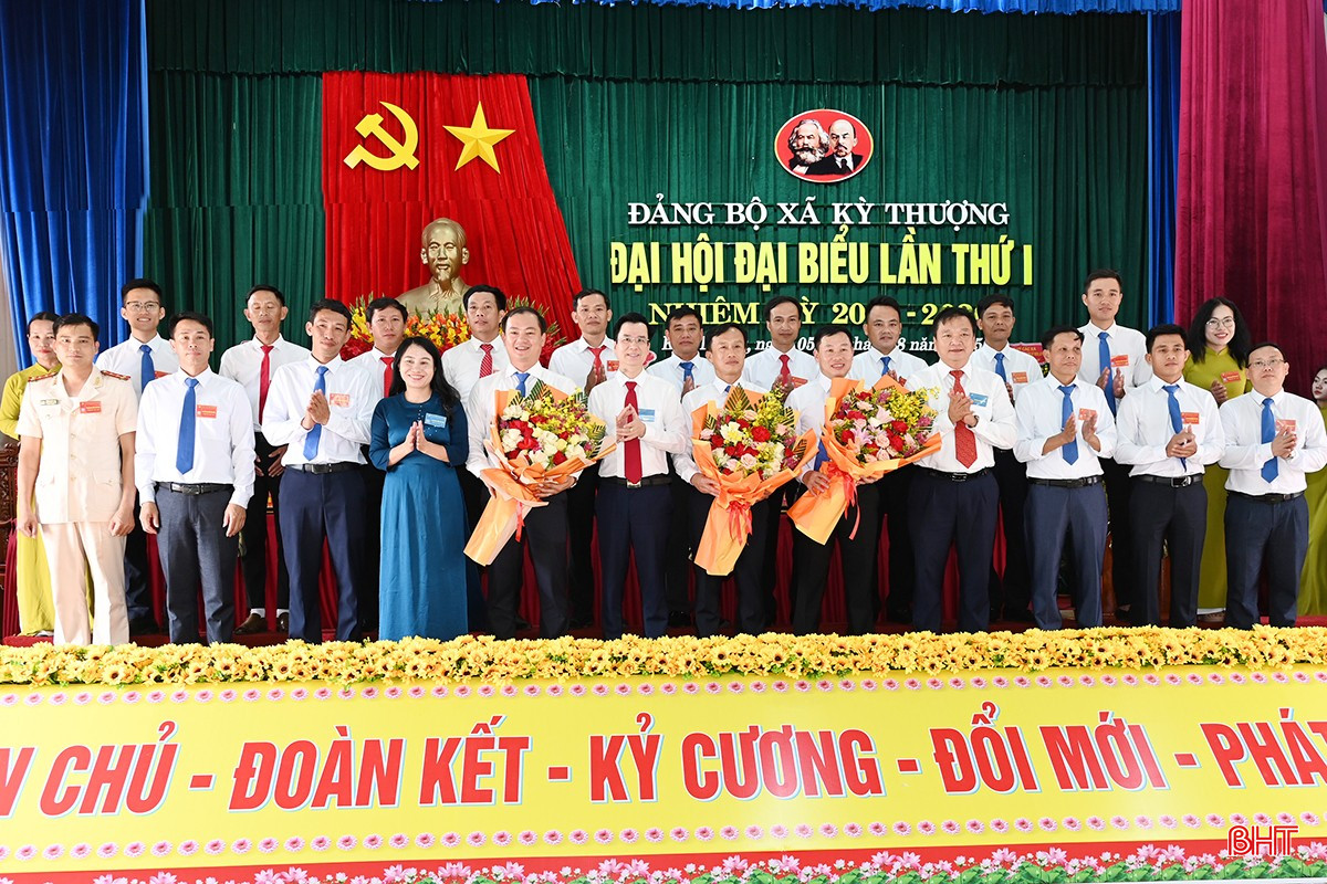 Lãnh đạo các ban, sở, ngành cấp tỉnh tặng hoa chúc mừng Ban Chấp hành Đảng bộ xã Kỳ Thượng.