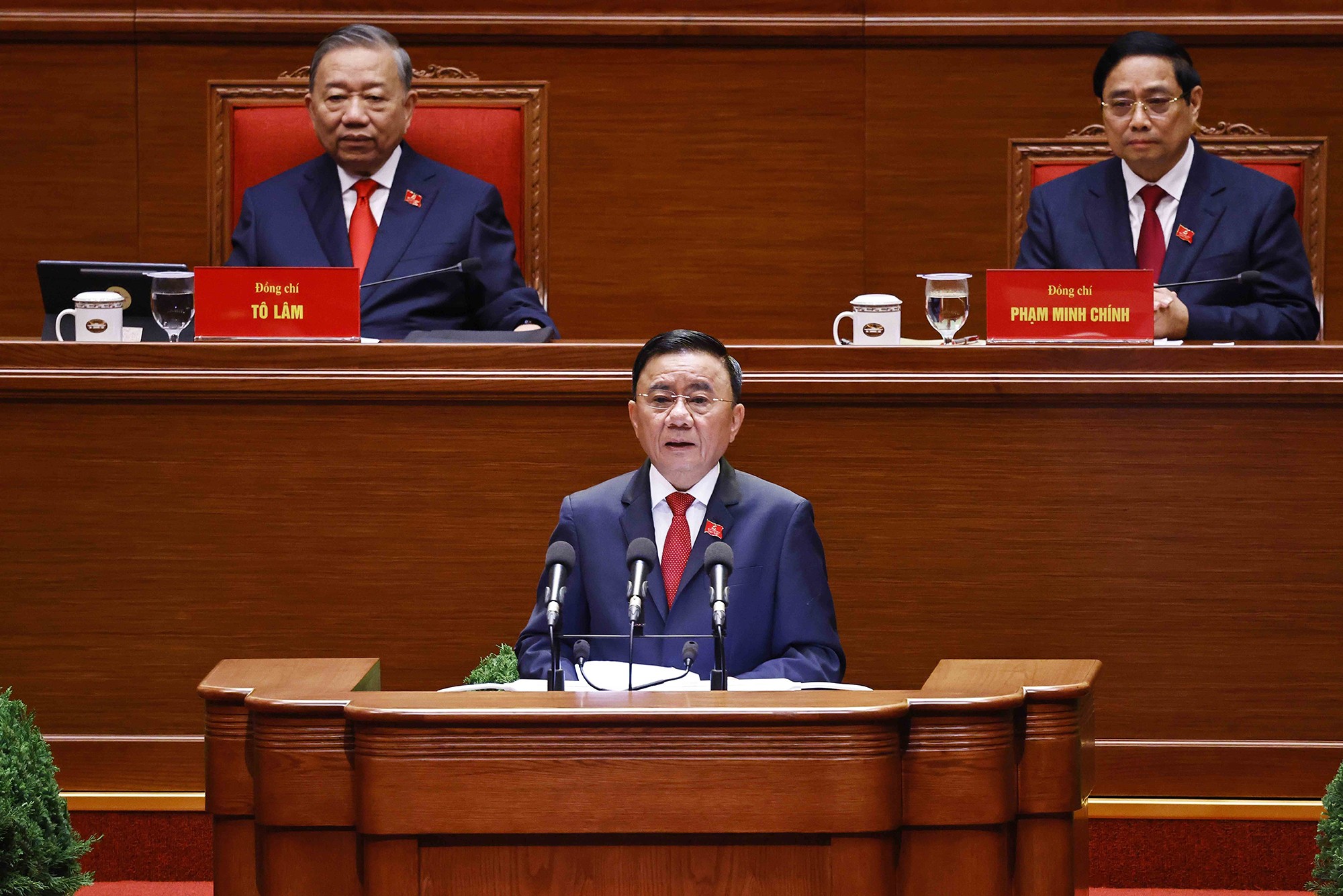 Đồng chí Trần Cẩm Tú, Ủy viên Bộ Chính trị, Thường trực Ban Bí thư trình bày Báo cáo kiểm điểm sự lãnh đạo, chỉ đạo của Ban Chấp hành Trung ương Đảng khóa XIII.