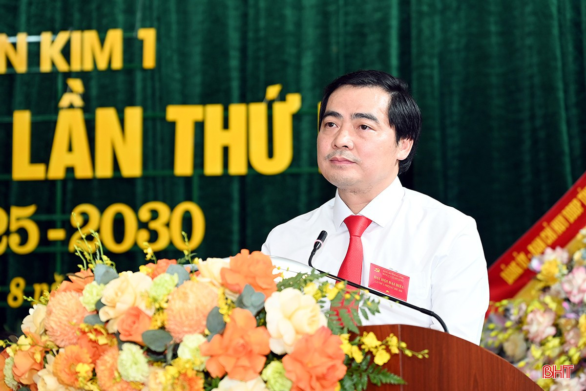 Bí thư Đảng ủy xã Sơn Kim 1 Trần Cao Thế thông qua báo cáo chính trị.