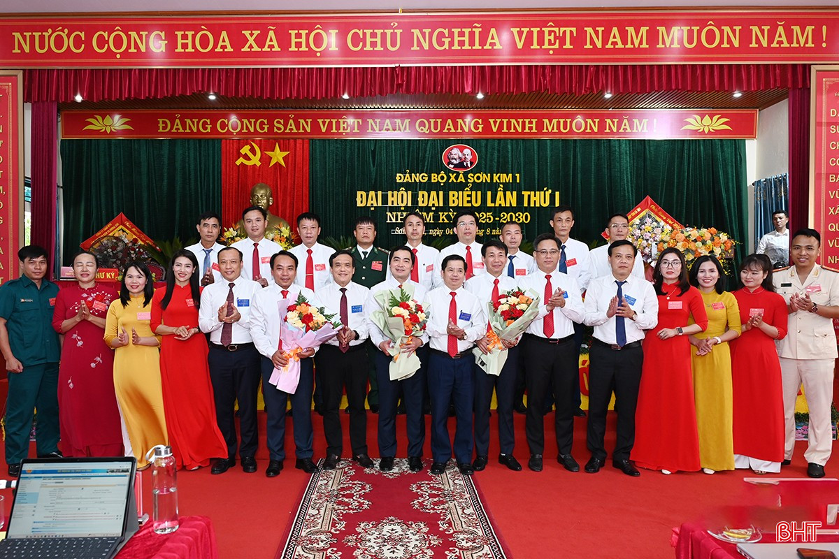 Các đại biểu cấp tỉnh tặng hoa chúc mừng BCH Đảng bộ xã nhiệm kỳ mới.