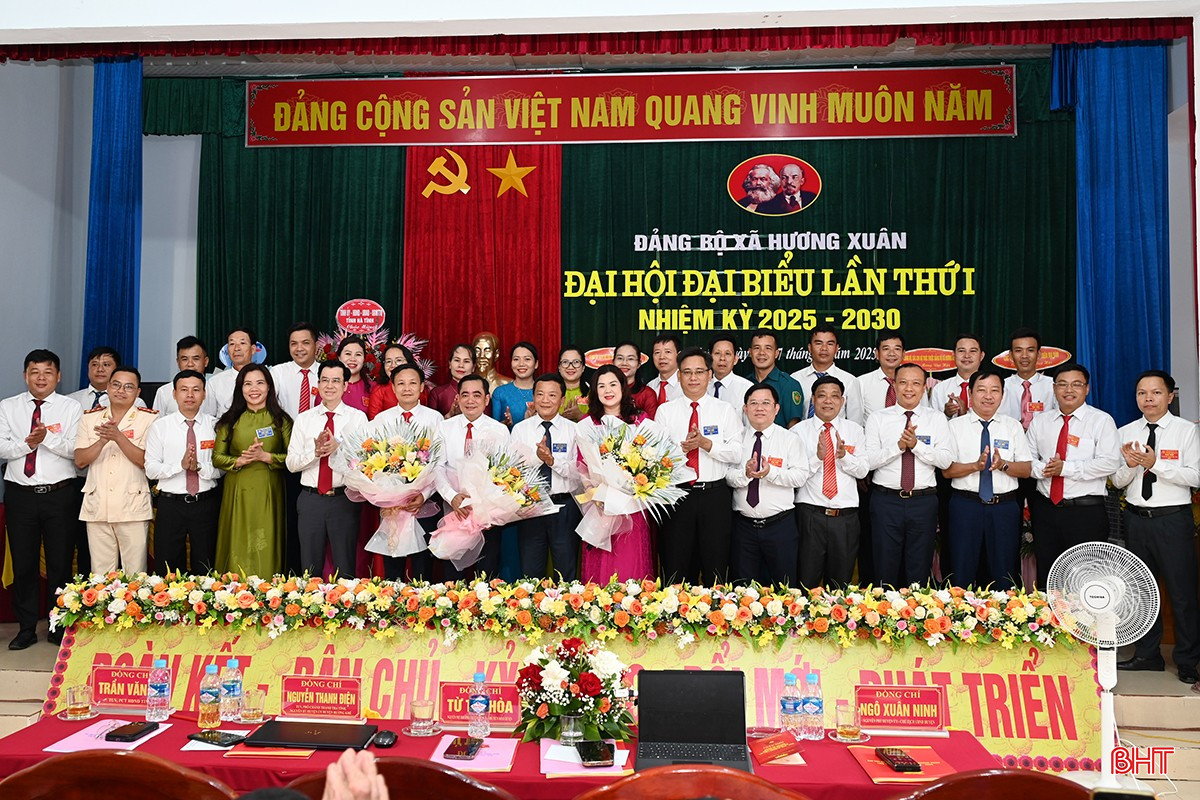 Đồng chí Trần Văn Kỳ - Phó Chủ tịch HĐND tỉnh và đại biểu tặng hoa chúc mừng Ban Chấp hành Đảng bộ xã Hương Xuân.