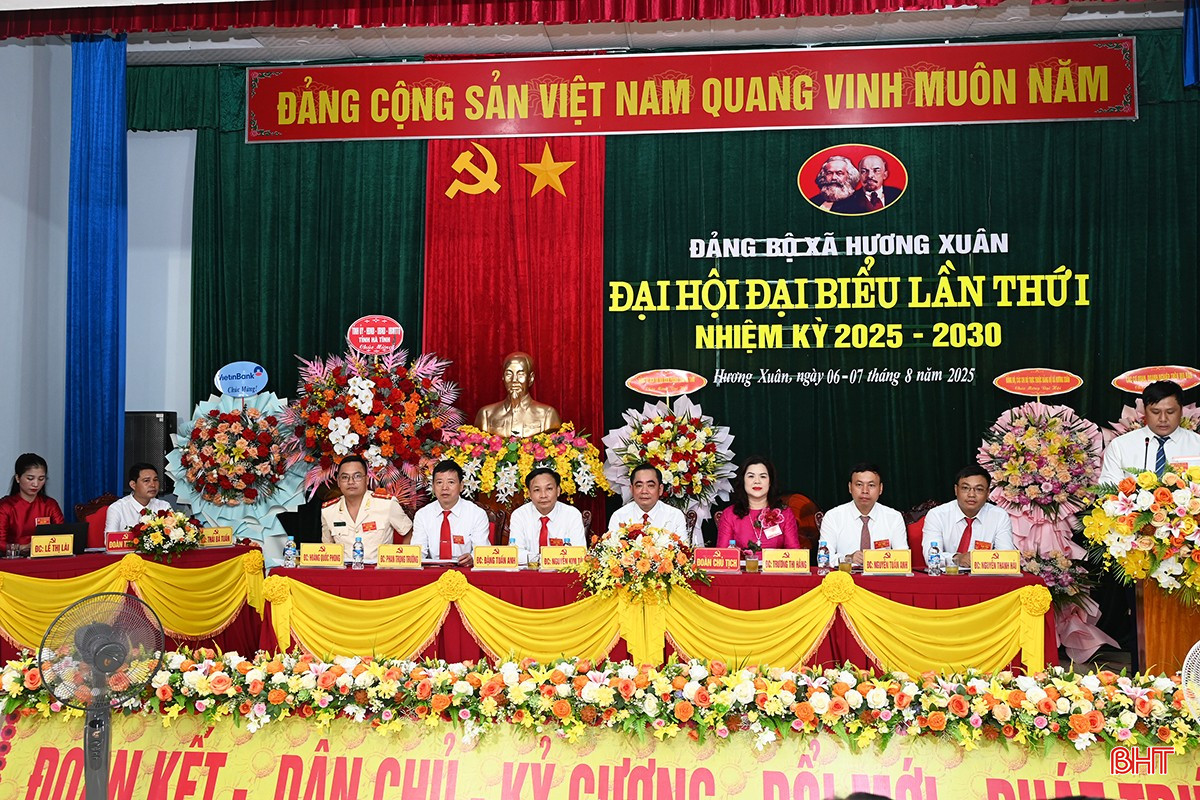 Đoàn chủ tịch và thư ký đại hội.