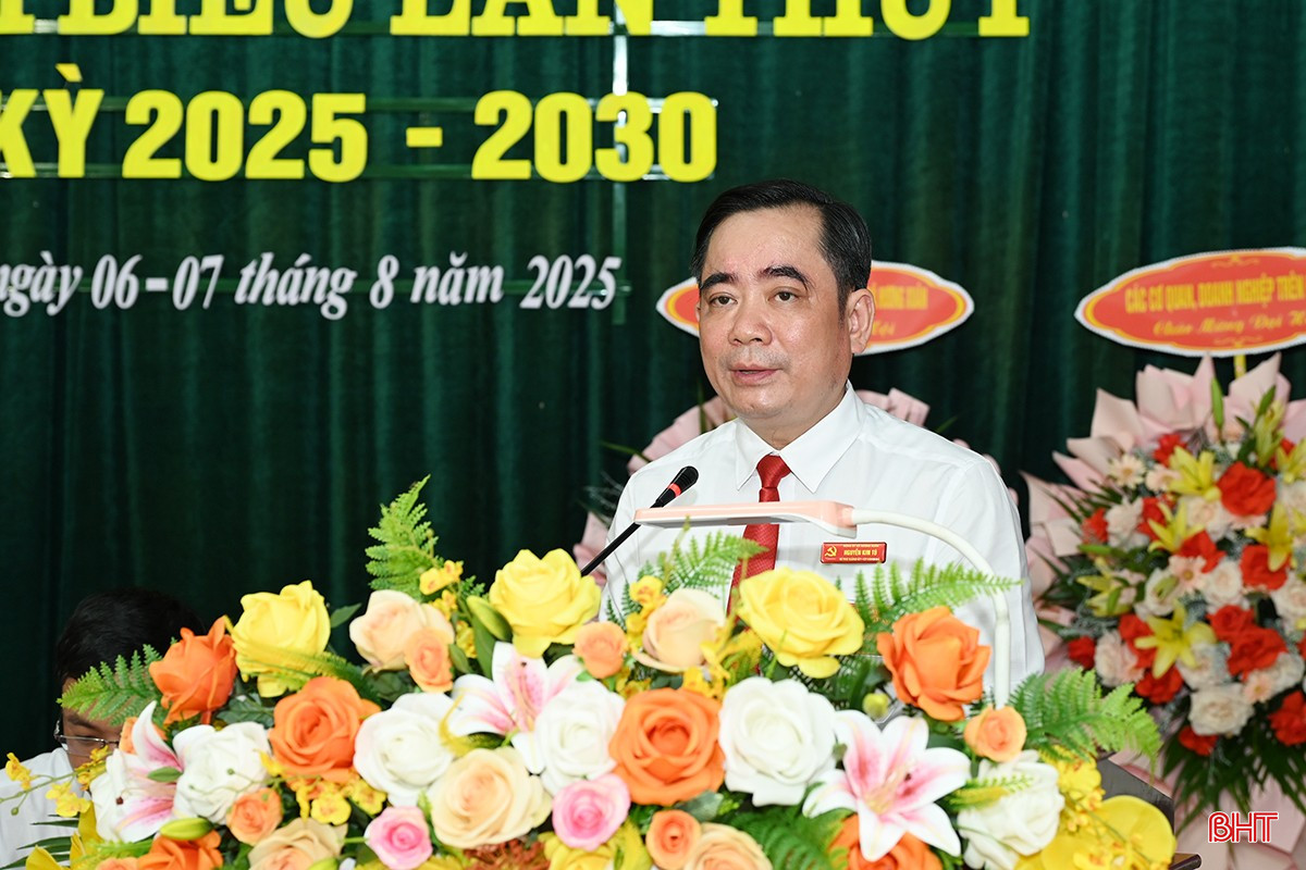 Đồng chí Nguyễn Kim Tú - Bí thư Đảng ủy, Chủ tịch HĐND xã Hương Xuân trình bày báo cáo chính trị.