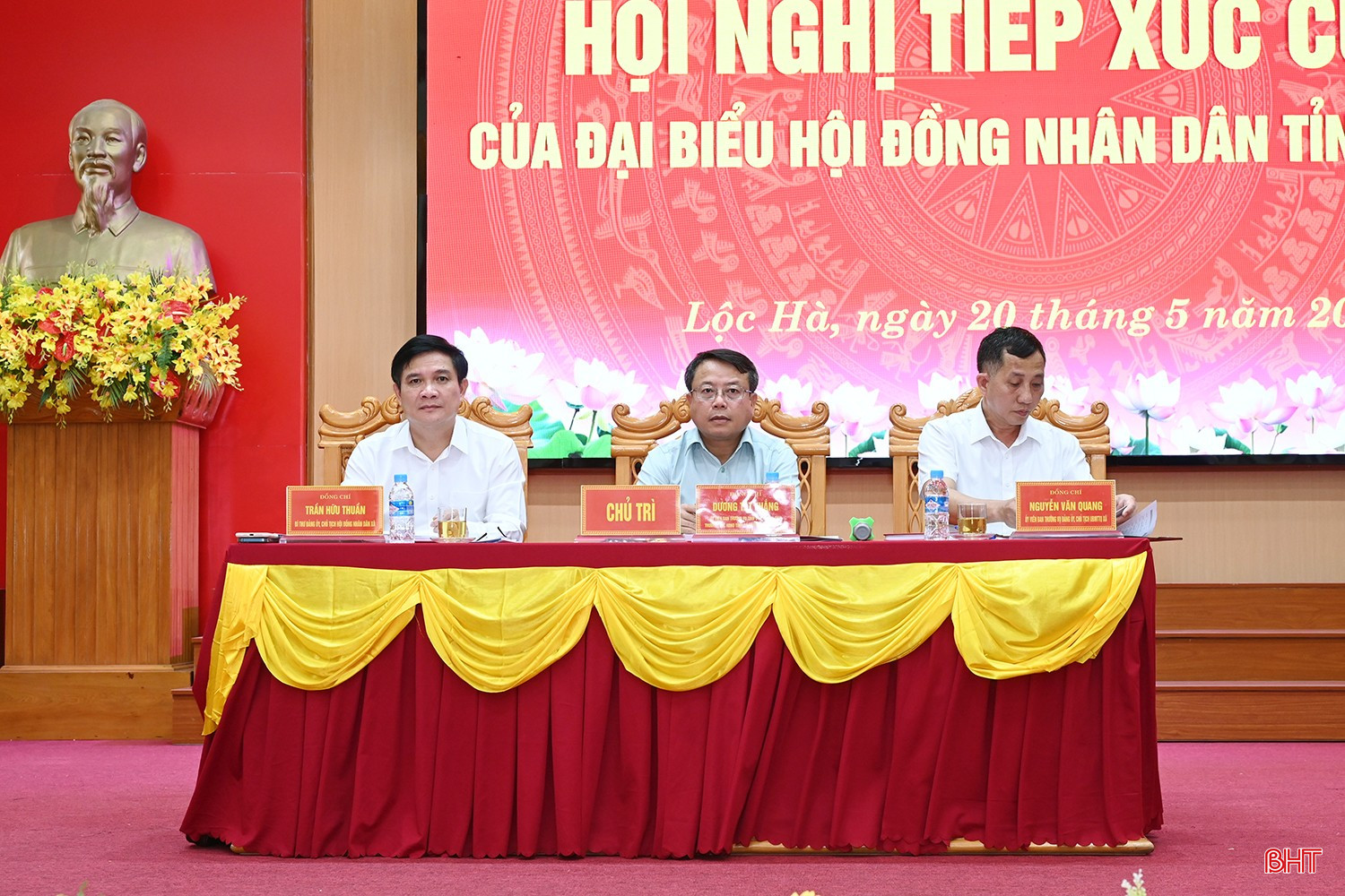 Chủ trì hội nghị.