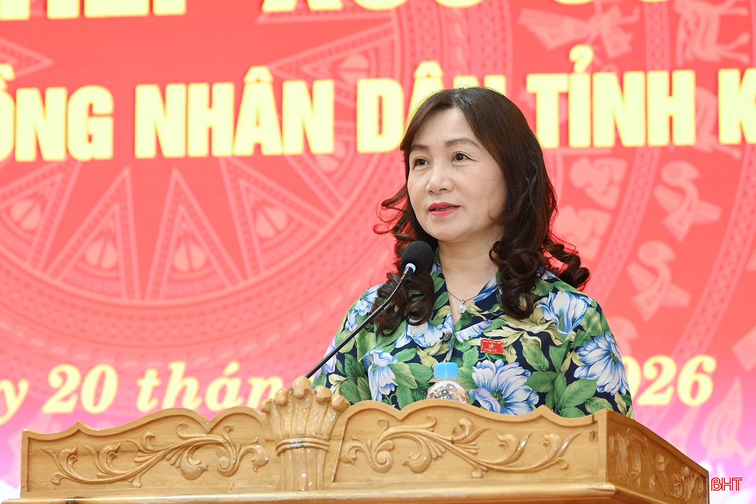 Bà Nguyễn Thị Mai Thủy - Phó Bí thư chuyên trách Đảng ủy các cơ quan Đảng tỉnh báo cáo các nội dung liên quan tại hội nghị.