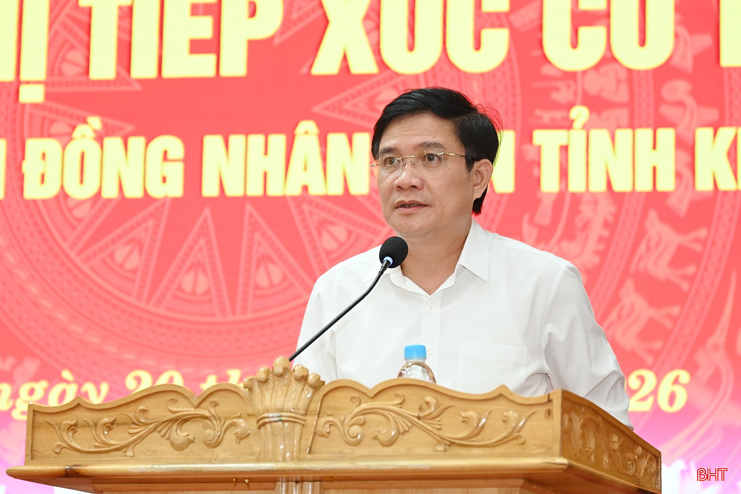 Ông Trần Hữu Thuần - Bí thư Đảng ủy xã Lộc Hà trao đổi một số ý kiến, kiến nghị của cử tri.