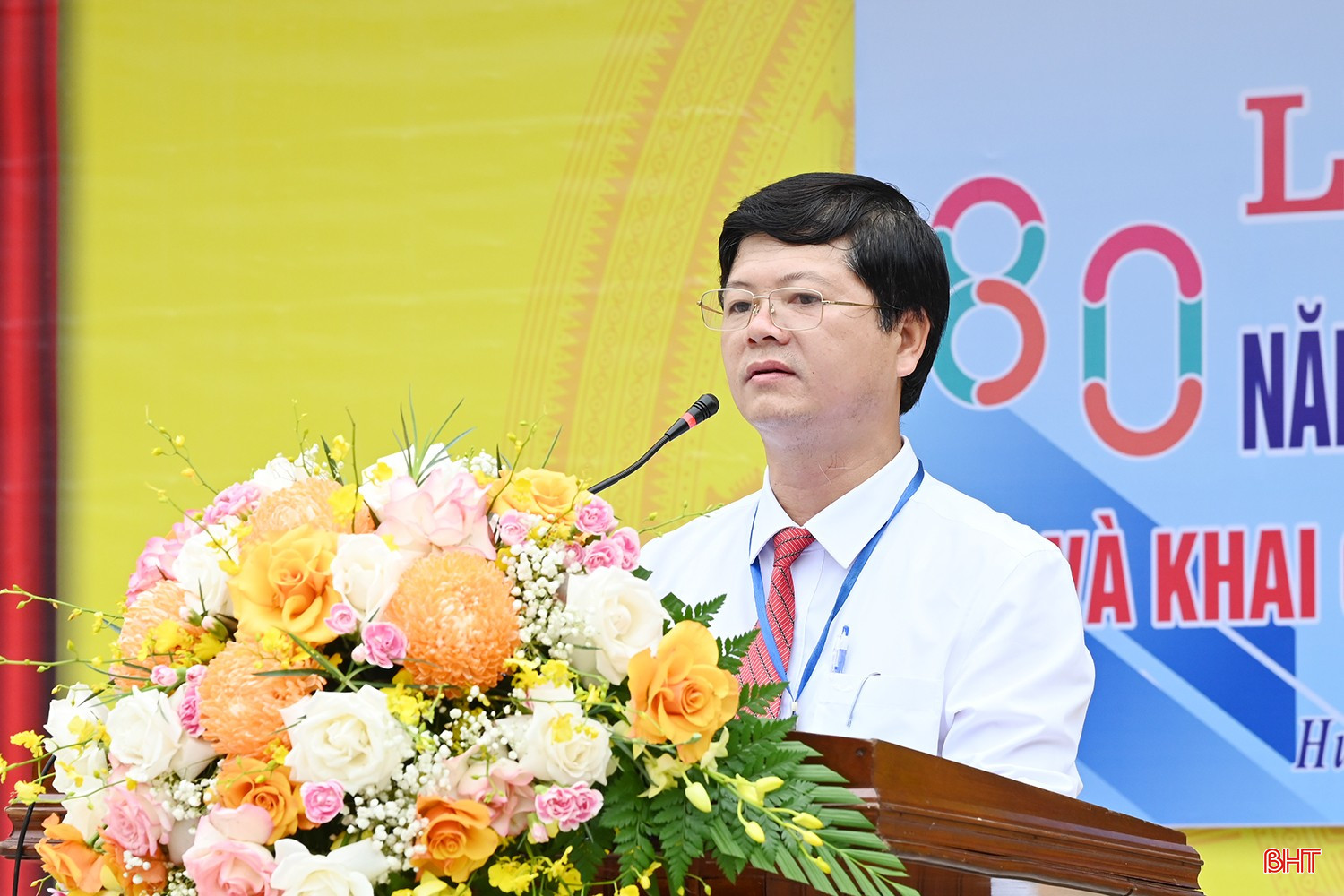 Thầy giáo Trần Trọng Thanh - Hiệu trưởng Trường THPT Hàm Nghi trình bày diễn văn khai giảng.