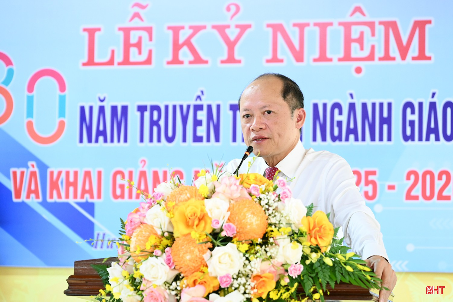 Phó Chủ tịch Thường trực UBND tỉnh Nguyễn Hồng Lĩnh phát biểu chúc mừng