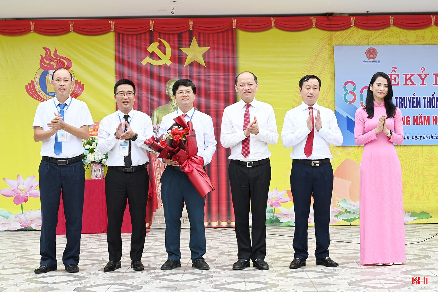Phó Chủ tịch Thường trực UBND tỉnh Nguyễn Hồng lĩnh và lãnh đạo Sở GD&amp;ĐT tặng hoa chúc mừng Trường THPT Hàm Nghi.