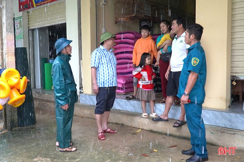 Trước tình hình đó, để đảm bảo an toàn tính mạng và tài sản cho các hộ dân, xã Gia Phố đã đến tuyên truyền, vận động, đưa 8 hộ dân với 45 nhân khẩu chuyển đến nơi an toàn.