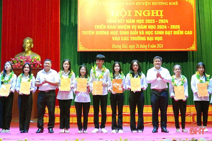 Tại hội nghị, huyện Hương Khê đã vinh danh đại diện 33 em học sinh đạt thành tích cao.