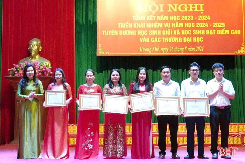 Lãnh đạo Sở GD&amp;ĐT, huyện Hương Khê trao bằng khen của Chủ tịch UBND tỉnh cho các tập thể và cá nhân thuộc ngành GD&amp;ĐT huyện Hương Khê đã có thành tích xuất sắc trong thực hiện nhiệm vụ năm học 2023-2024.