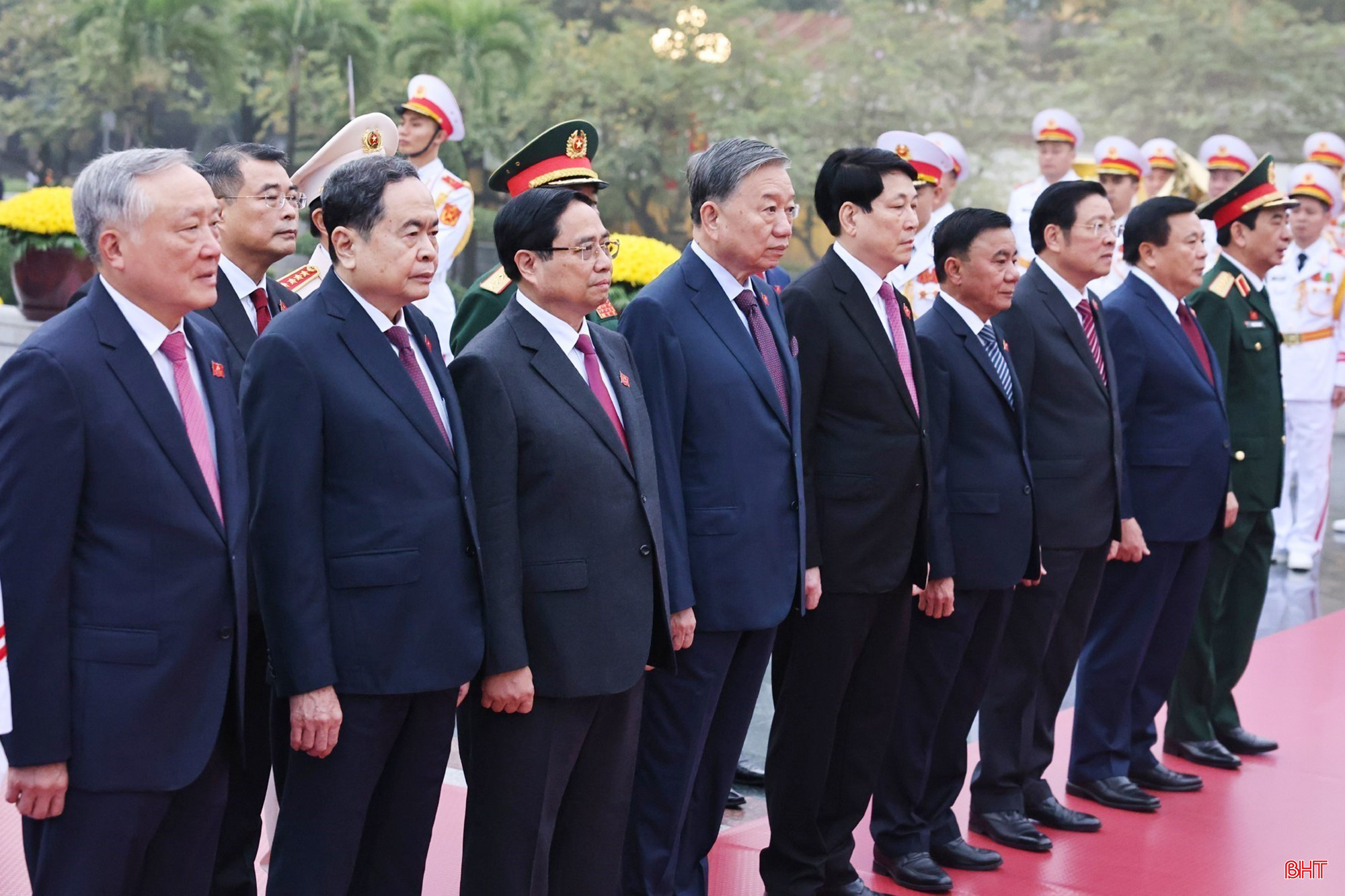 Trước giờ khai mạc phiên trù bị, các đại biểu dự Đại hội đã vào Lăng viếng Chủ tịch Hồ Chí Minh. Sau đó, các đồng chí Ủy viên Bộ Chính trị, Ban Bí thư và các đồng chí Trưởng đoàn đại biểu của các đảng bộ trực thuộc Trung ương dự Đại hội đặt vòng hoa và dâng hương tại Đài tưởng niệm các anh hùng liệt sỹ.