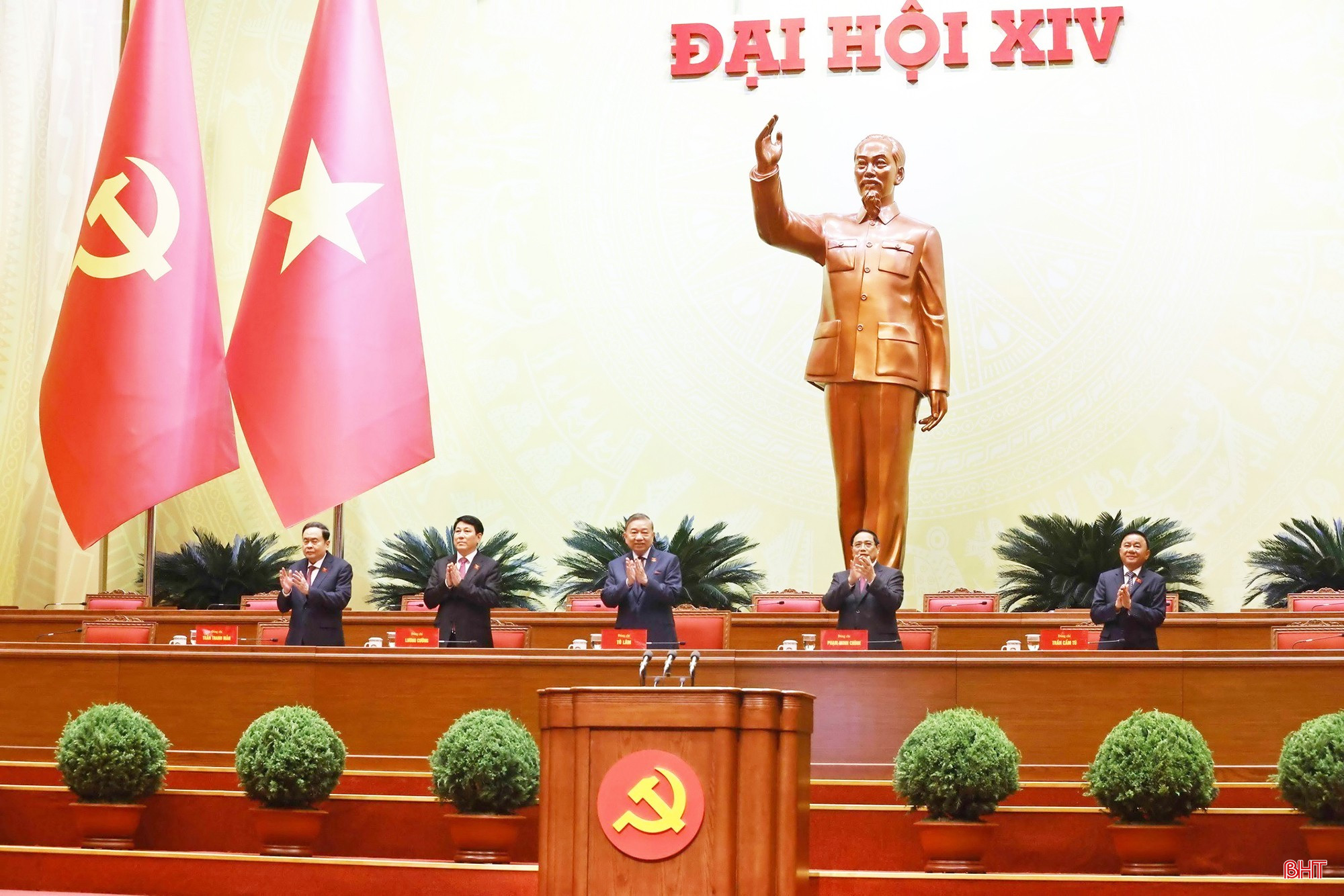 Sau khi viếng lăng Bác và các liệt sỹ, Đại hội tiến hành họp phiên trù bị. Đại hội đã biểu quyết tán thành, nhất trí cao thông qua Chương trình phiên họp trù bị, Quy chế làm việc của Đại hội, Chương trình làm việc của Đại hội và Quy chế bầu cử tại Đại hội.