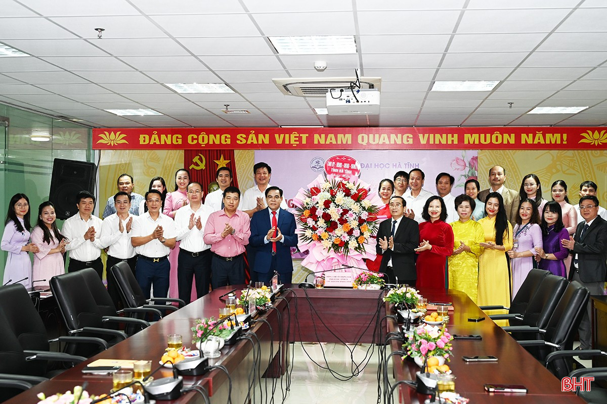 Chủ tịch UBND tỉnh Võ Trọng Hải và đoàn công tác tặng hoa, chúc mừng Trường Đại học Hà Tĩnh.
