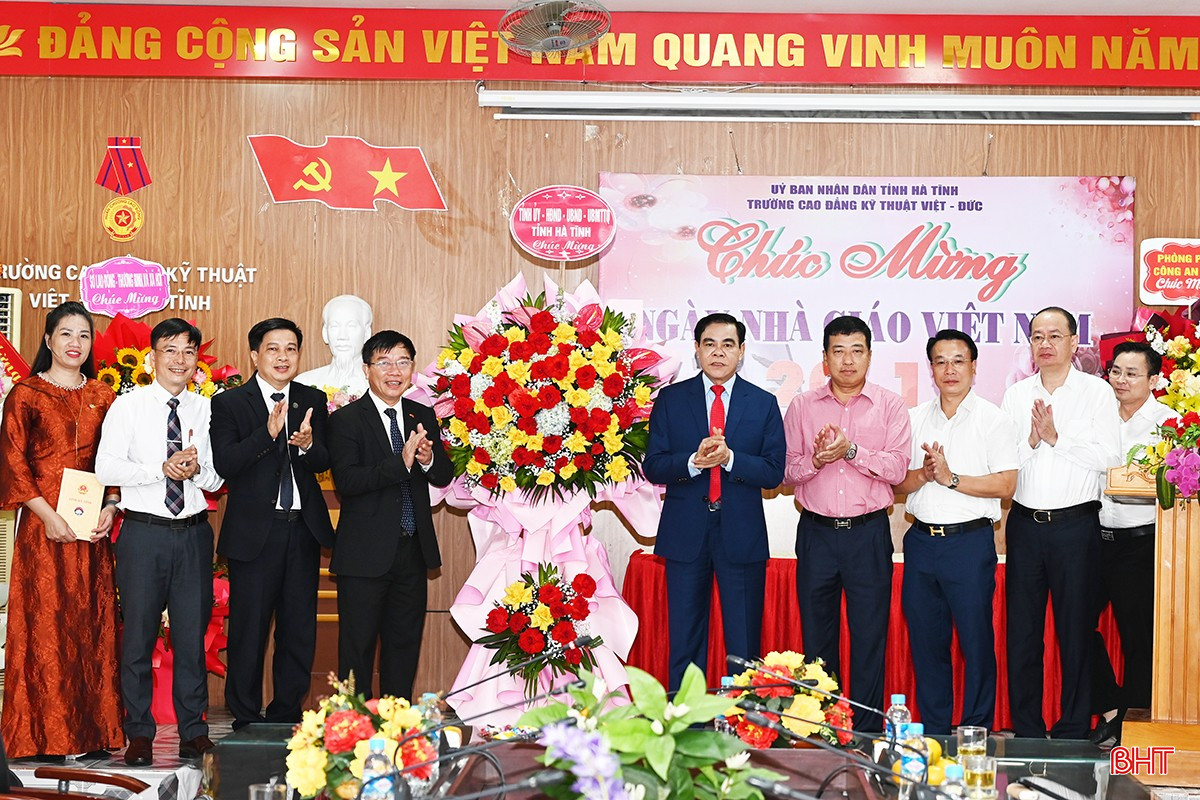 Chủ tịch UBND tỉnh Võ Trọng Hải và đoàn công tác tặng hoa, chúc mừng Trường Cao đẳng Kỹ thuật Việt – Đức.