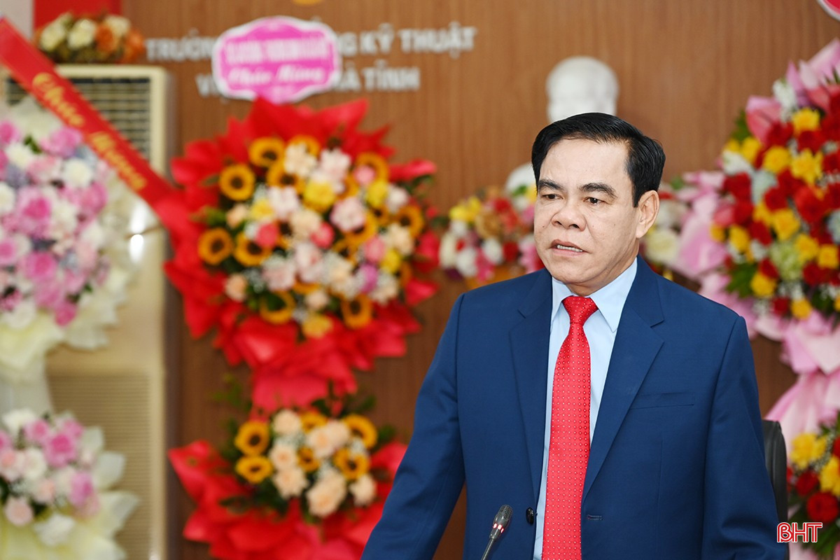 Chủ tịch UBND tỉnh Võ Trọng Hải chúc mừng, biểu dương kết quả các nhà trường đạt được trong thời gian qua.