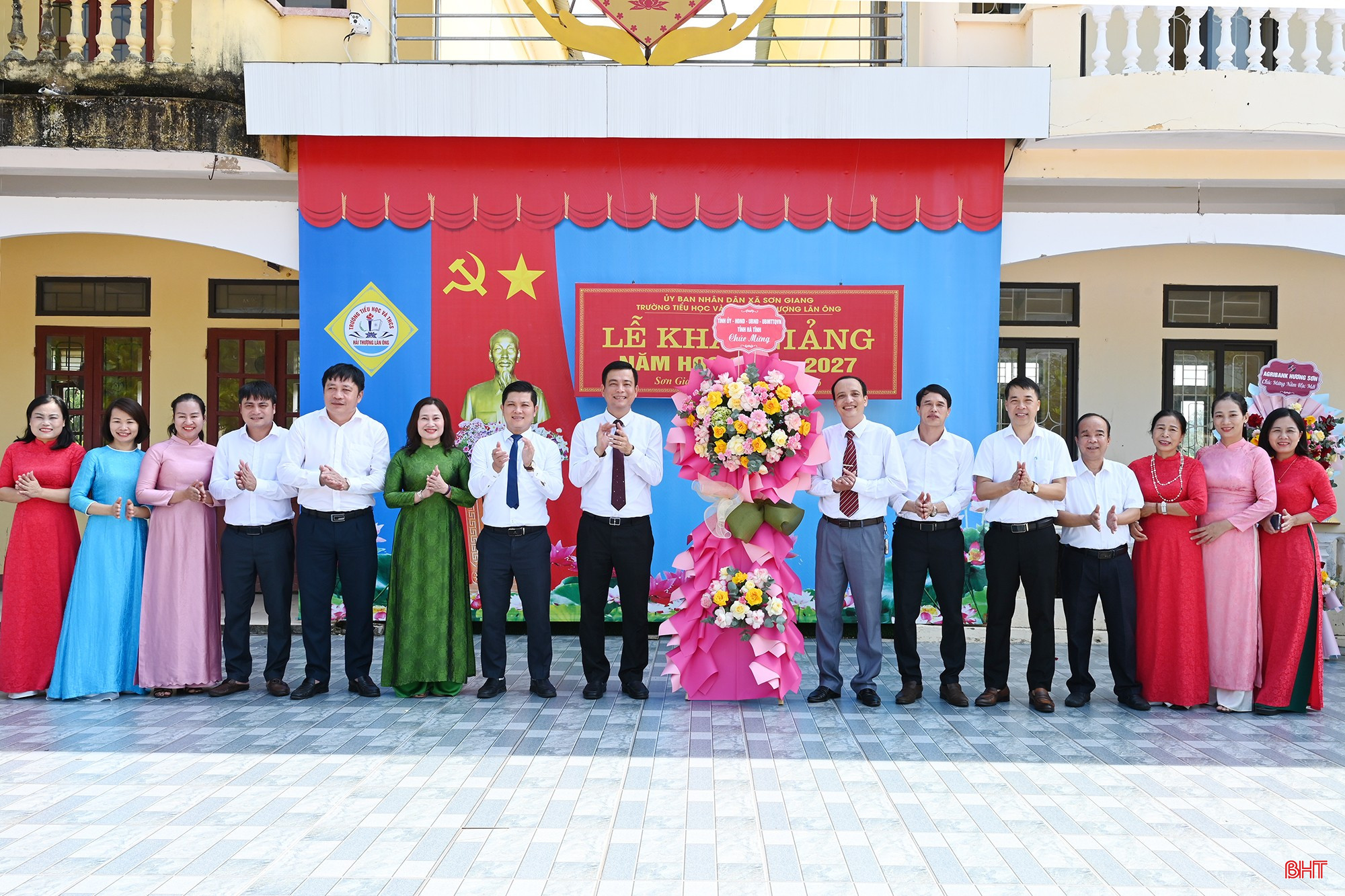 Chủ tịch Ủy ban MTTQ tỉnh Nguyễn Thành Đồng và đoàn công tác tặng hoa chúc mừng Trường TH&amp;THCS Hải Thượng Lãn Ông.