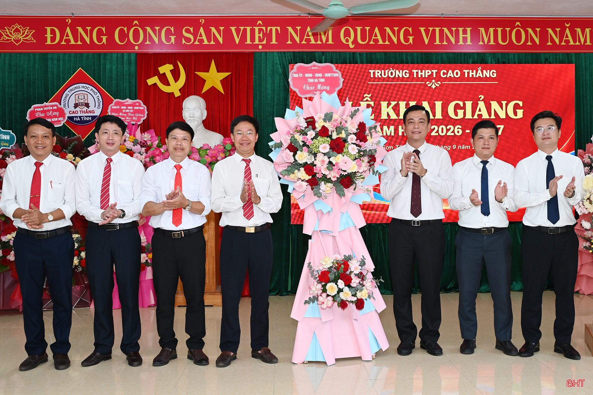 Chủ tịch Ủy ban MTTQ tỉnh Nguyễn Thành Đồng và đoàn công tác tặng hoa chúc mừng Trường THPT Cao Thắng.