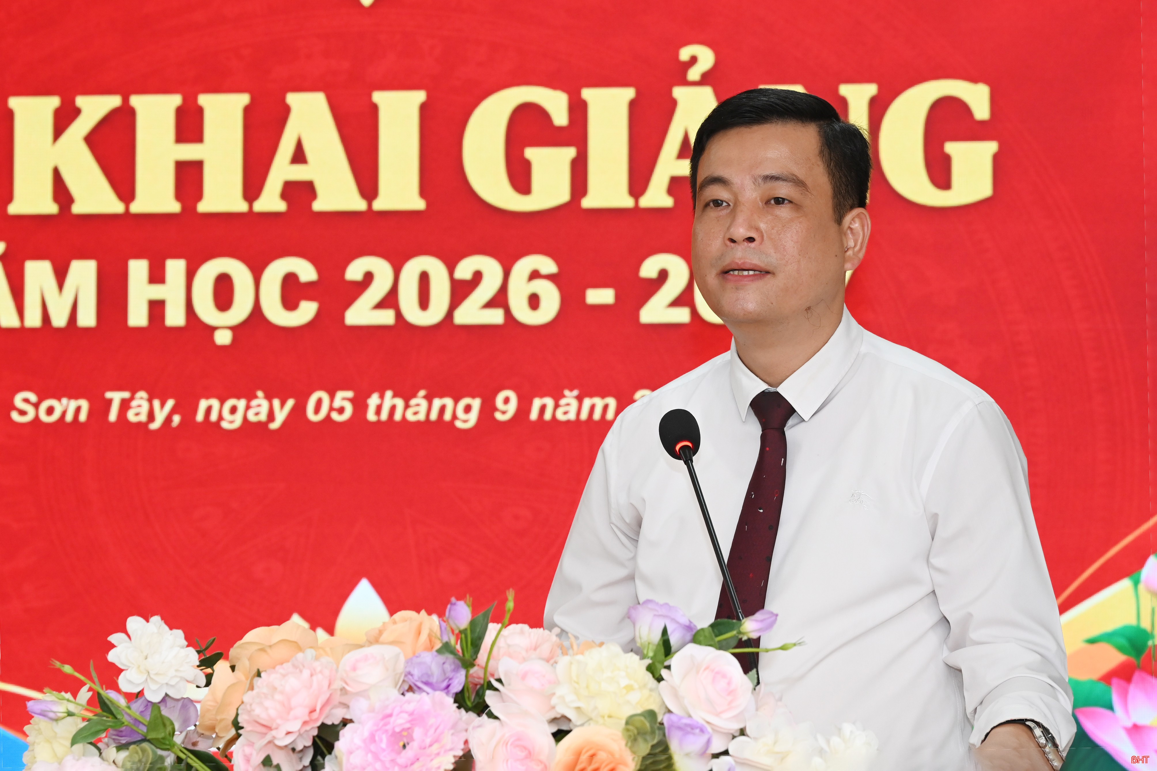 Chủ tịch Ủy ban MTTQ tỉnh Nguyễn Thành Đồng chúc mừng các nhà trường.