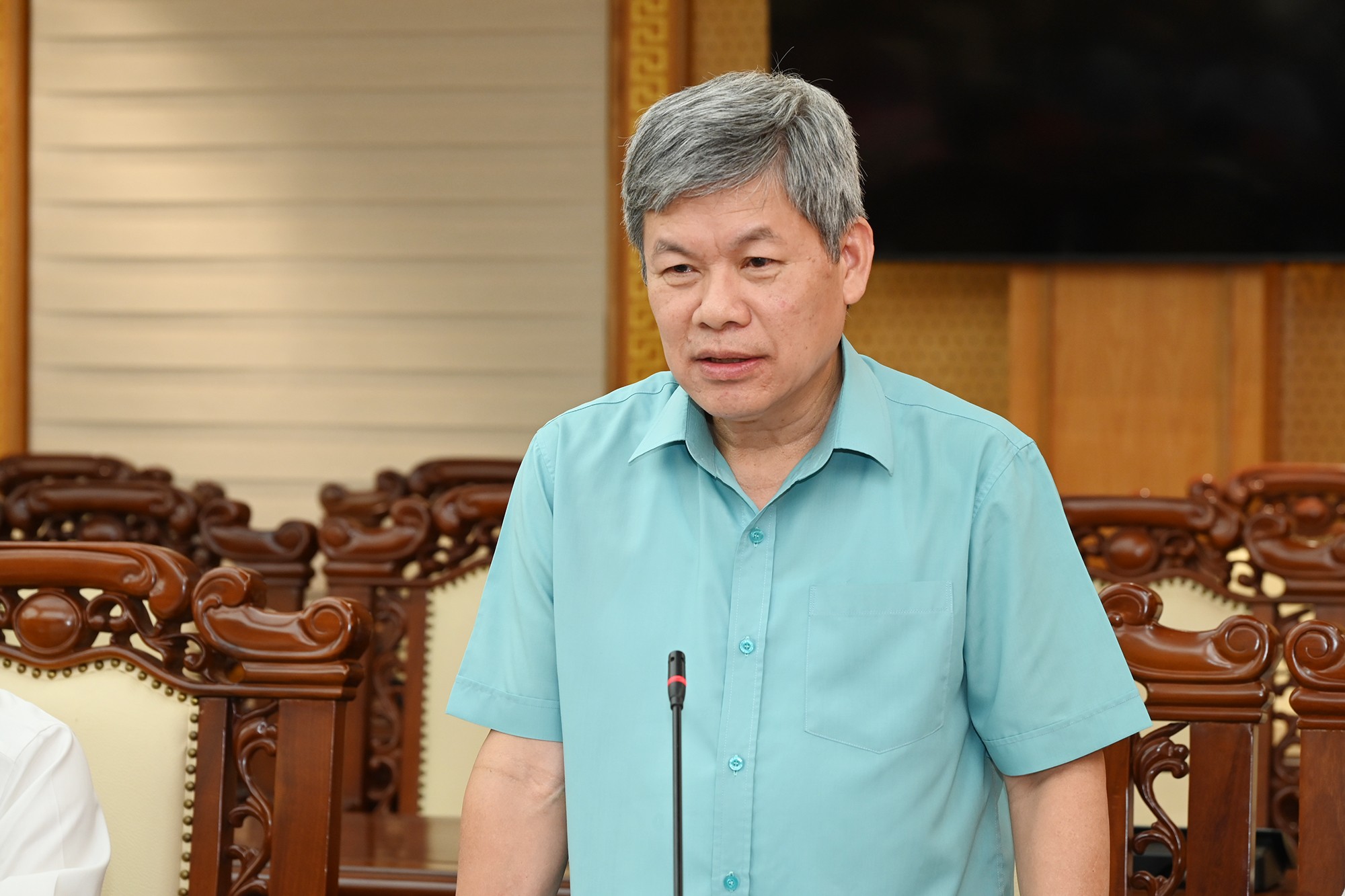 Đồng chí Trương Quốc Bảo - Phó Vụ trưởng Vụ địa phương 1, Ban Tổ chức Trung ương phát biểu tại hội nghị.
