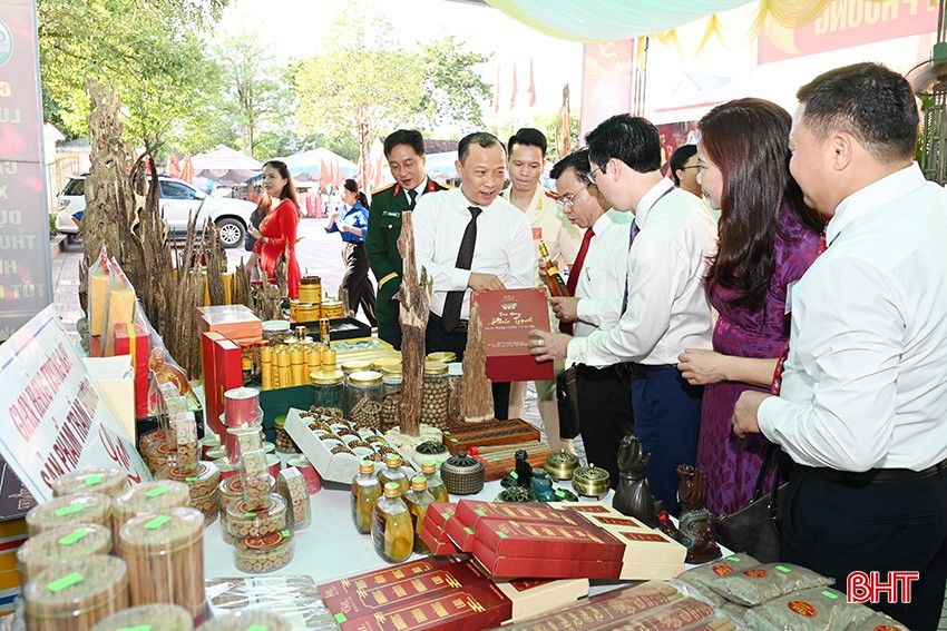Nhiều hộ gia đình ở Hà Tĩnh đã thành lập các cơ sở sản xuất, chế biến, kinh doanh sản phẩm trầm hương, trầm nụ, trầm miếng, đồ thủ công mỹ nghệ có giá trị kinh tế cao.